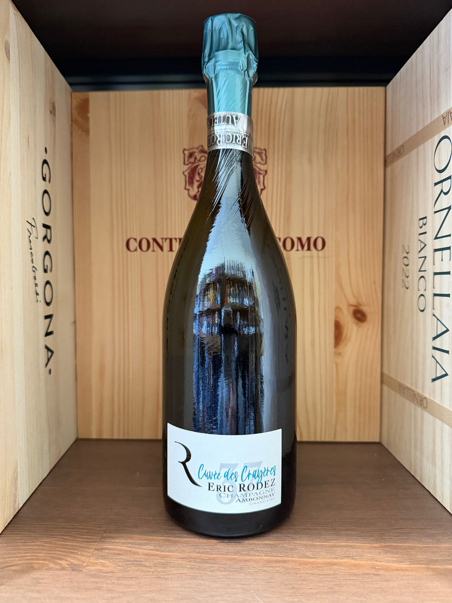 Flacone di champagne Eric Rodez Cuvée des Crayeres Extra Brut in un bicchiere, dettaglio della bottiglia e etichetta elegante