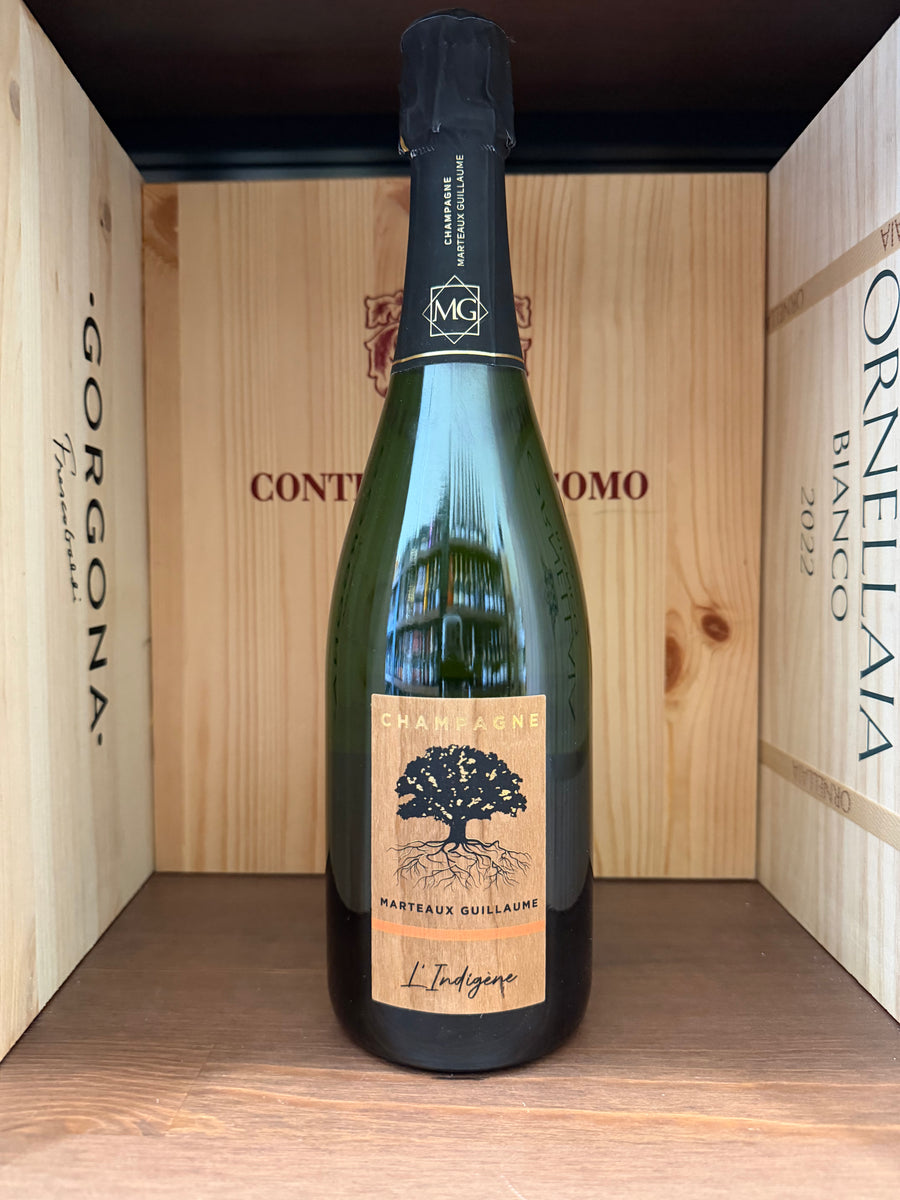 Calice di vino spumante Marteaux Guillaume L'Indigene Extra Brut 2017, mostra il colore dorato e le bollicine fini nel bicchiere