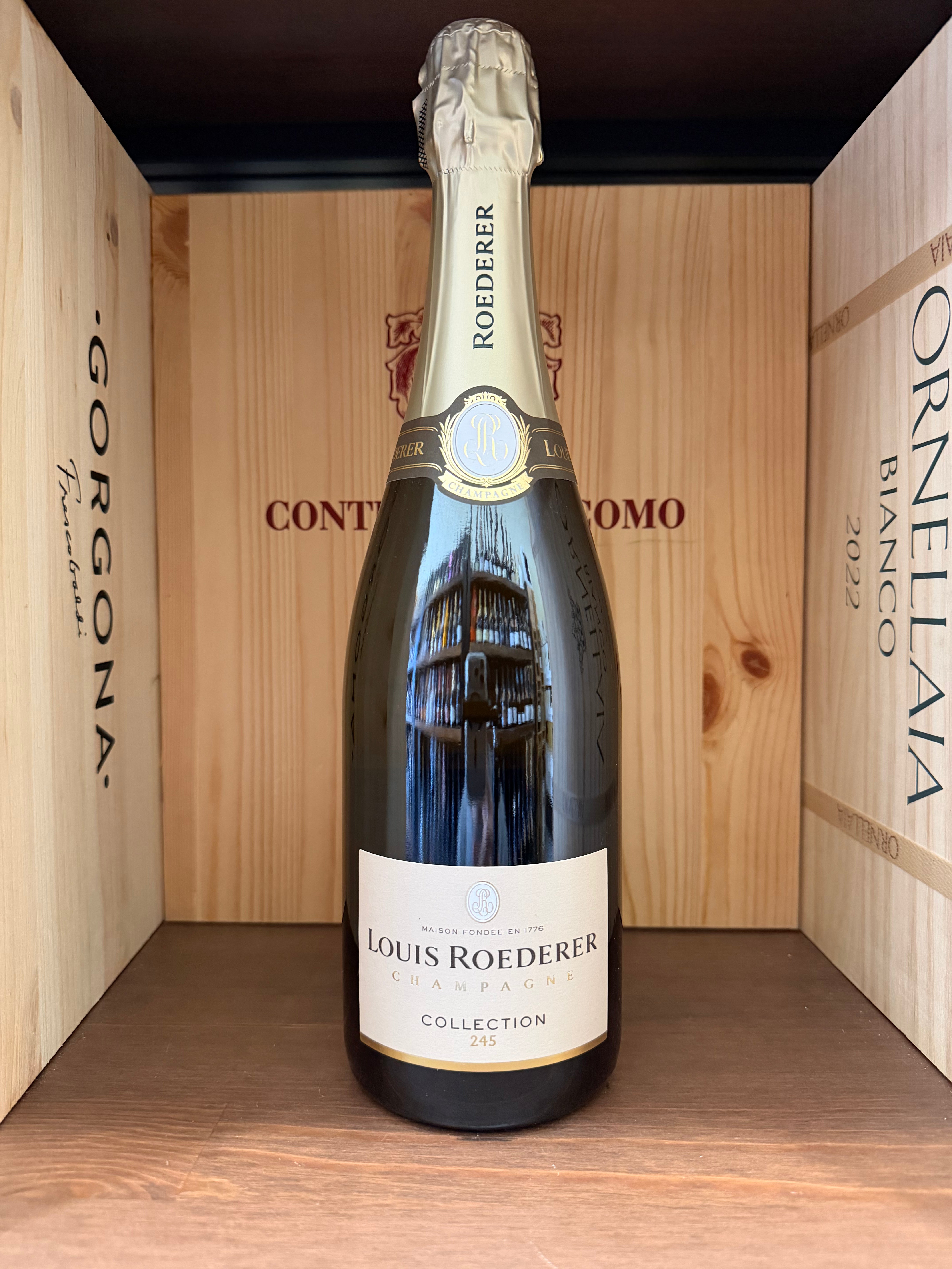 Bottiglia di champagne Louis Roederer Collection 245 su sfondo neutro, vista frontale, evidenziando l'etichetta elegante.
