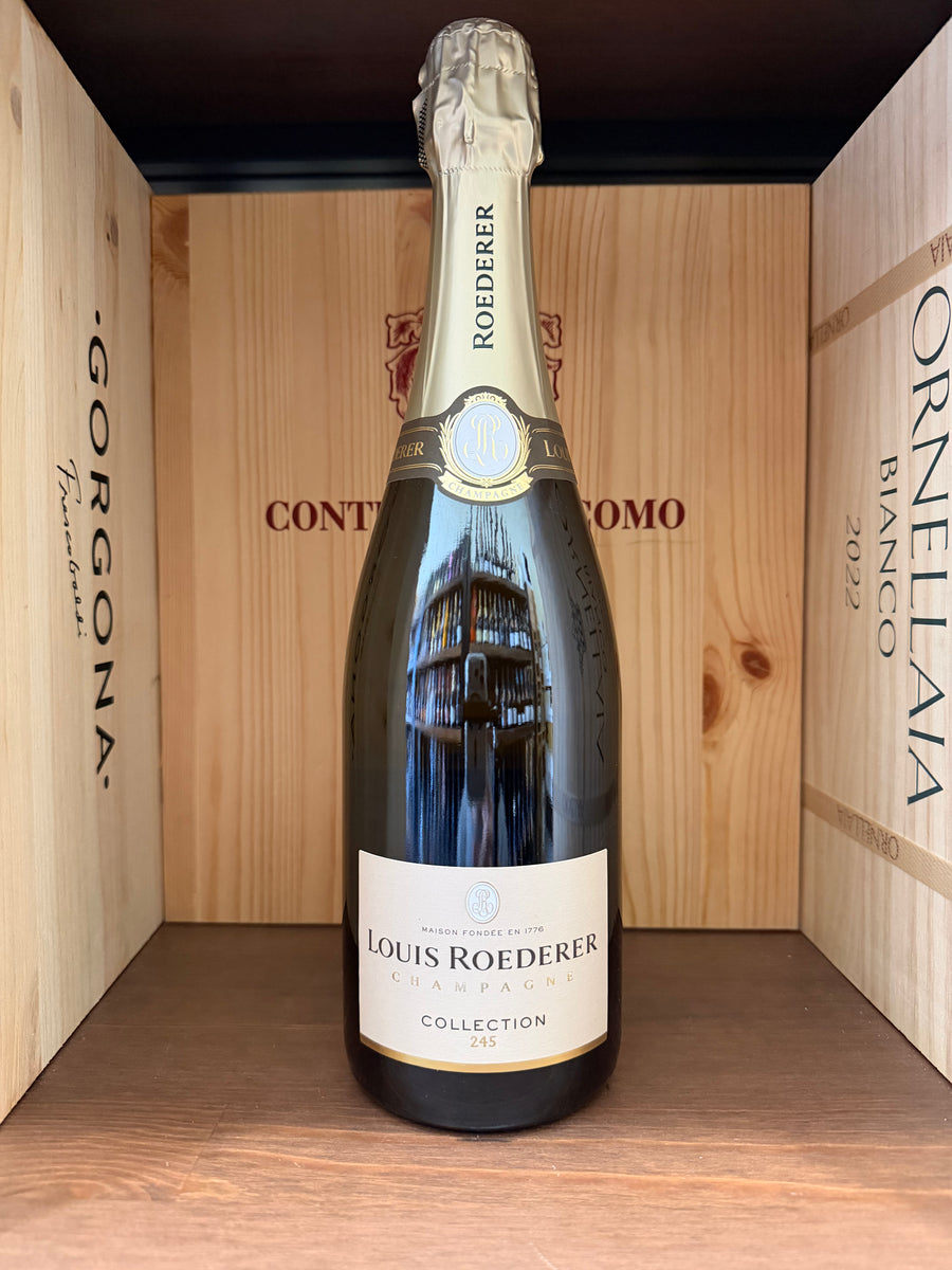Bottiglia di champagne Louis Roederer Collection 245 su sfondo neutro, vista frontale, evidenziando l'etichetta elegante.