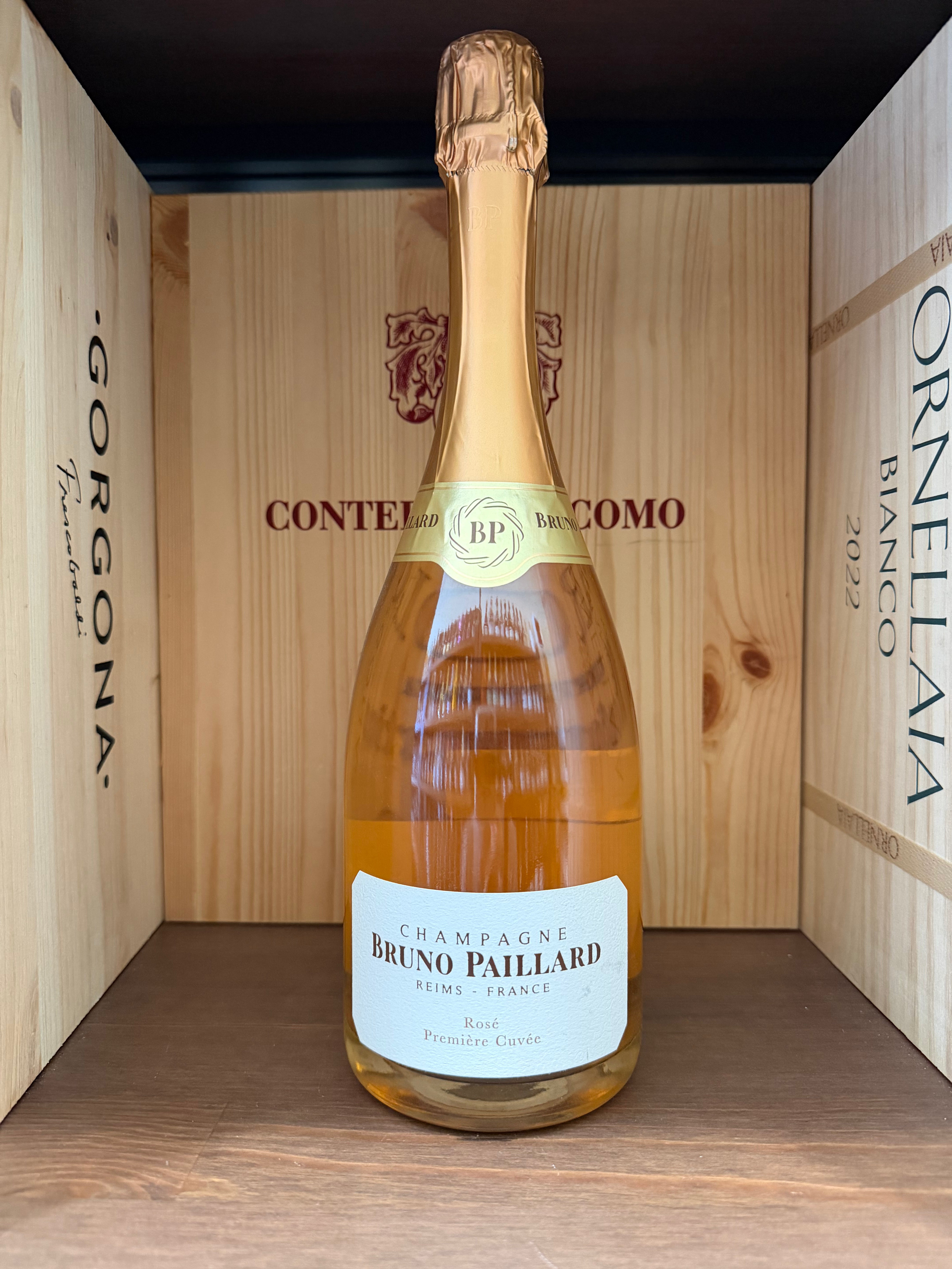 Bottiglia di Bruno Paillard Rosé Première Cuvée Extra Brut, vino spumante rosé in elegante bottiglia con etichetta.
