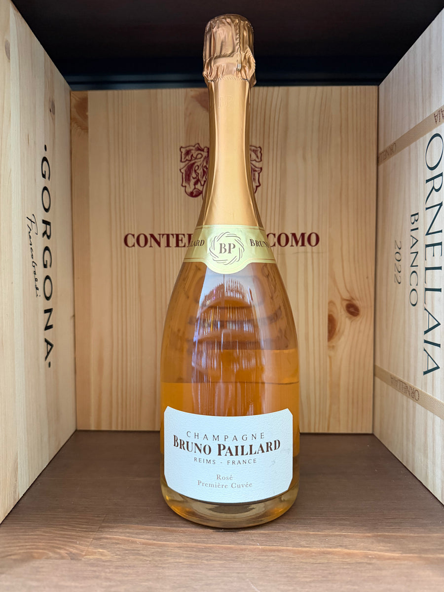 Bottiglia di Bruno Paillard Rosé Première Cuvée Extra Brut, vino spumante rosé in elegante bottiglia con etichetta.