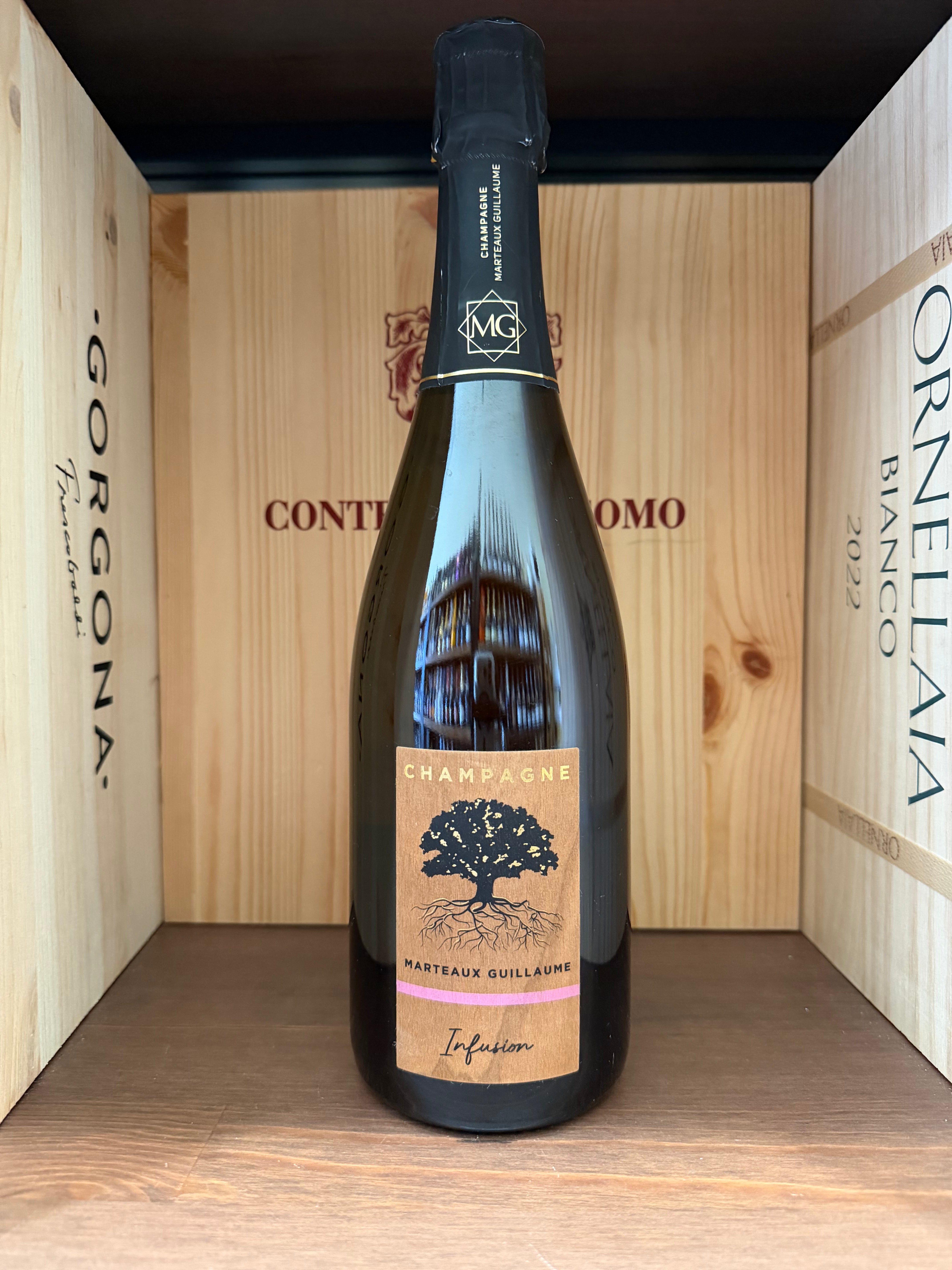 Tazza di infusione Marteaux Guillaume Rosé di Enoteche Toscane, con infusore in acciaio e rosa chiaro, su tavolo in legno