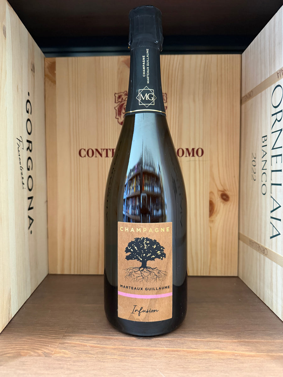 Tazza di infusione Marteaux Guillaume Rosé di Enoteche Toscane, con infusore in acciaio e rosa chiaro, su tavolo in legno