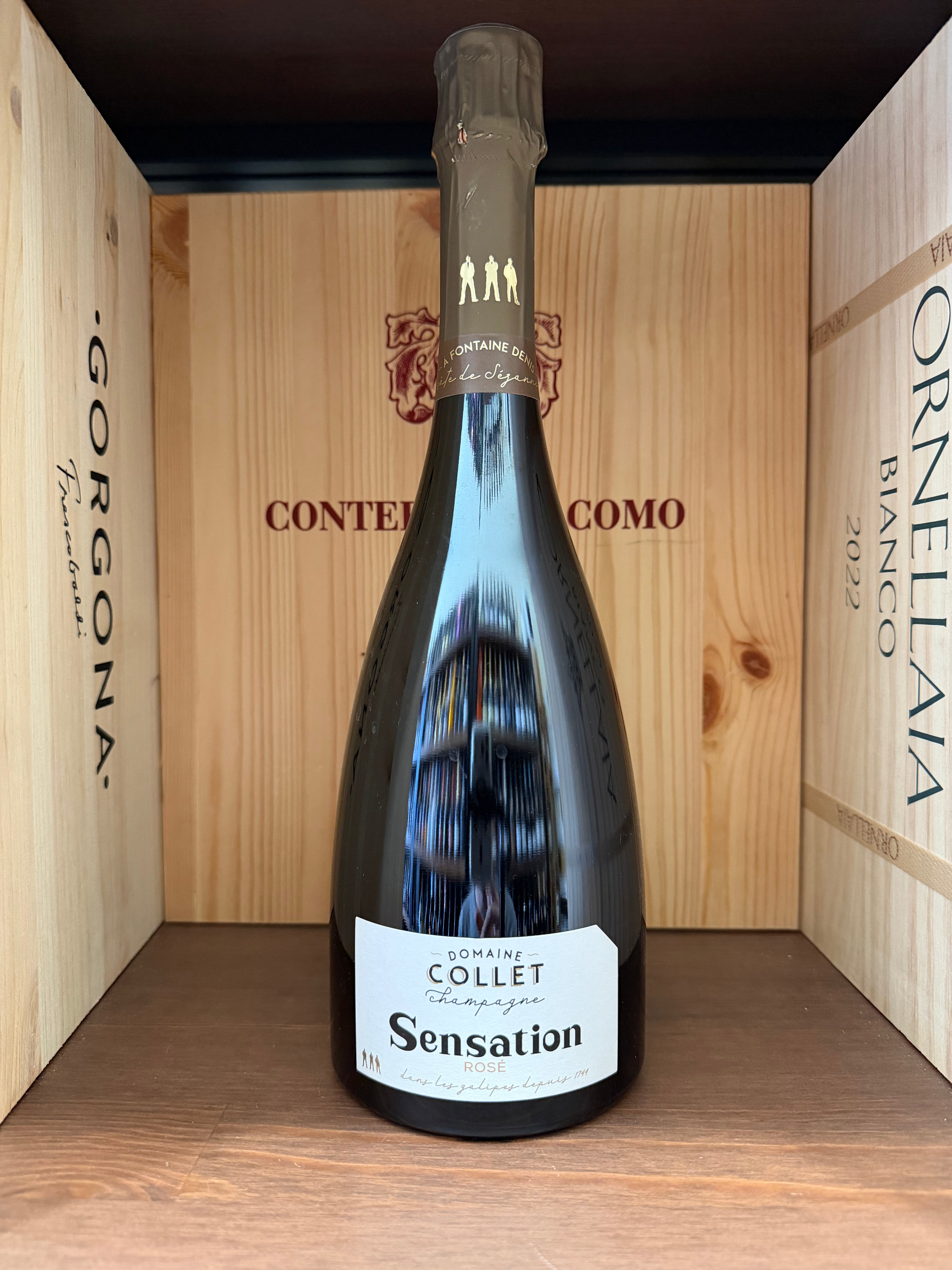 Bottiglia di Domaine Collet Sensation Rosé Extra Brut 2017, vino spumante rosato, con etichetta elegante e dettagli visibili