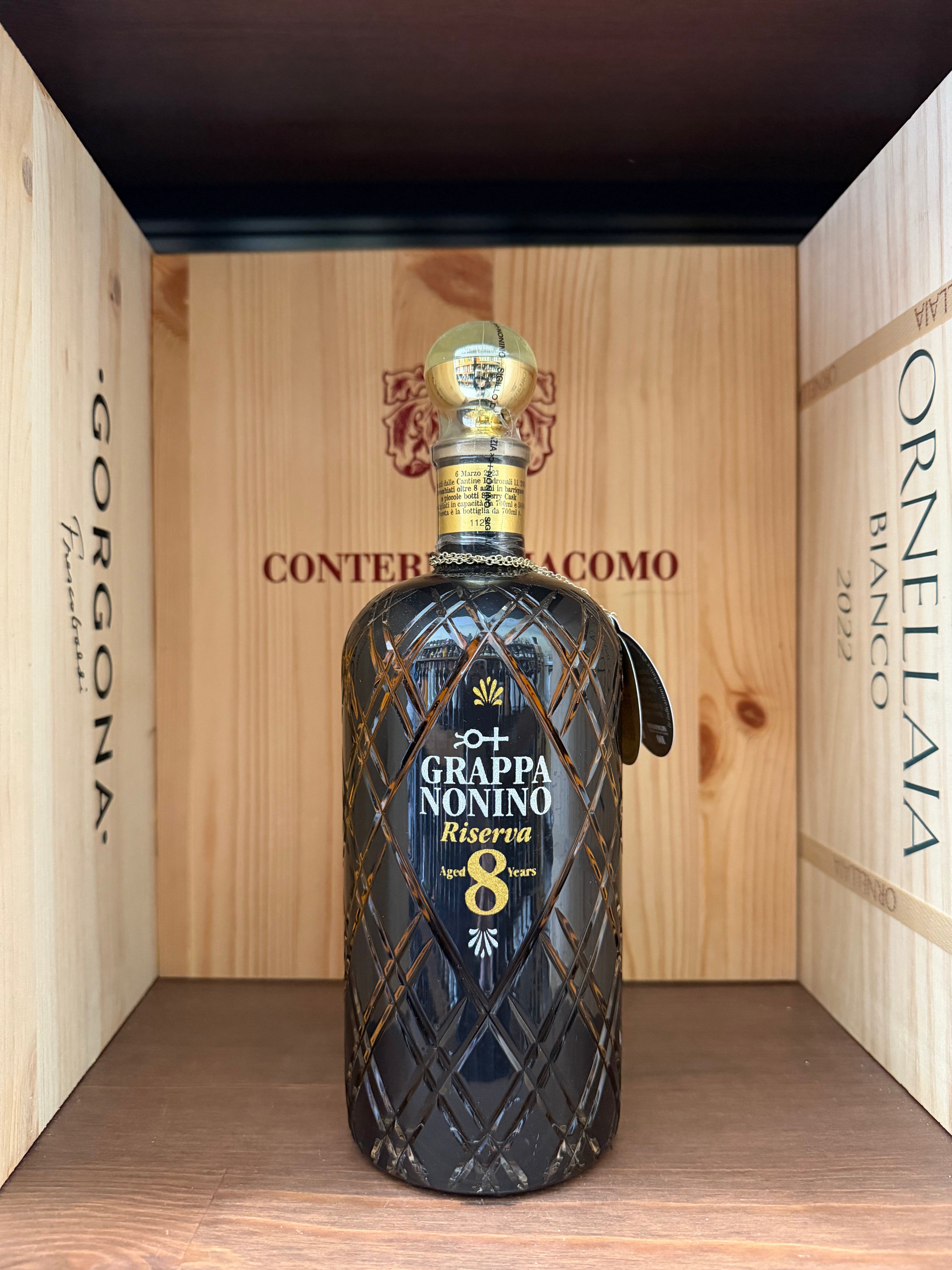 Bottiglia di Grappa Nonino Riserva 8 Anni in bottiglia elegante, vista frontale con etichetta dettagliata