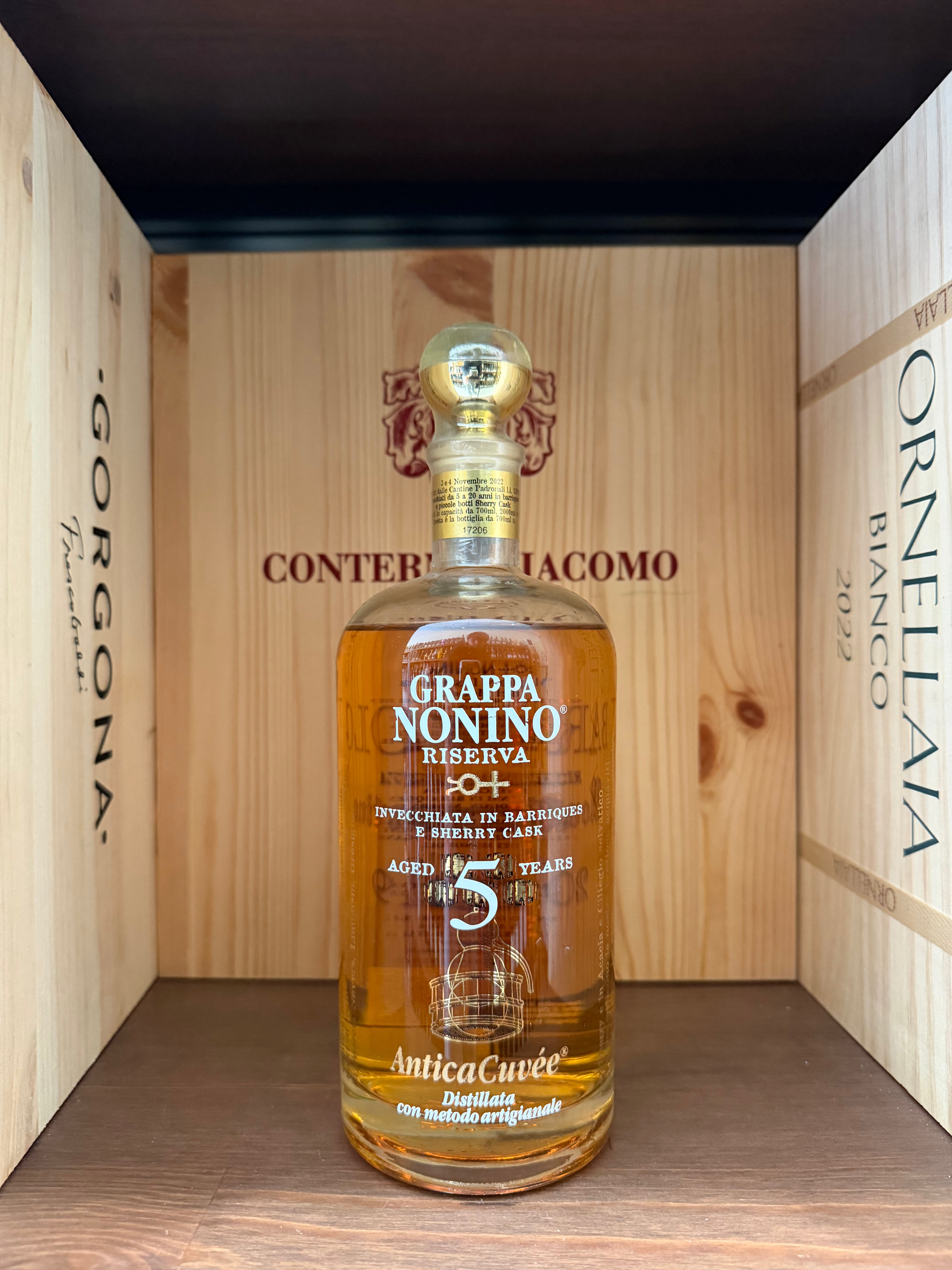 Bottiglia di Grappa Nonino Riserva Antica Cuvée 5 Anni in bottiglia elegante, vista frontale, con etichetta dettagliata.