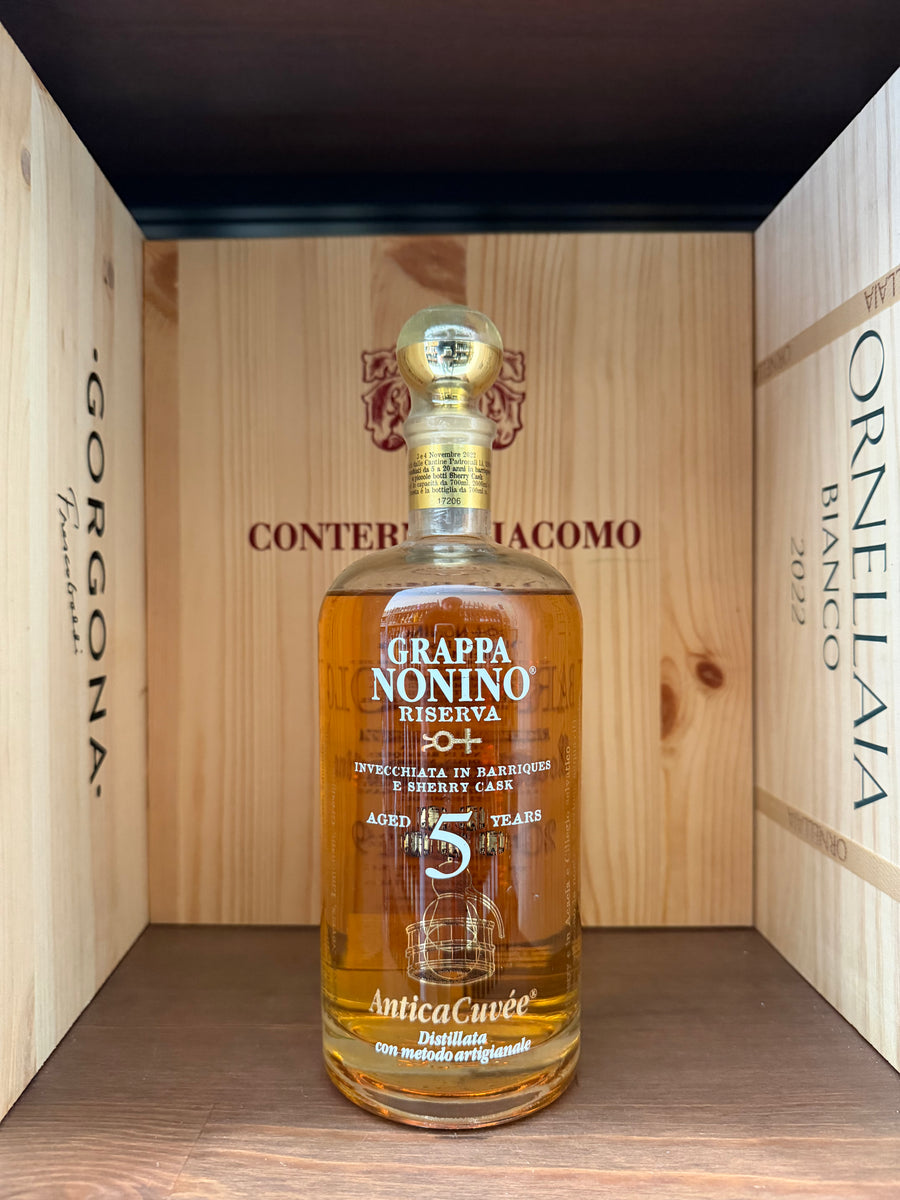 Bottiglia di Grappa Nonino Riserva Antica Cuvée 5 Anni in bottiglia elegante, vista frontale, con etichetta dettagliata.