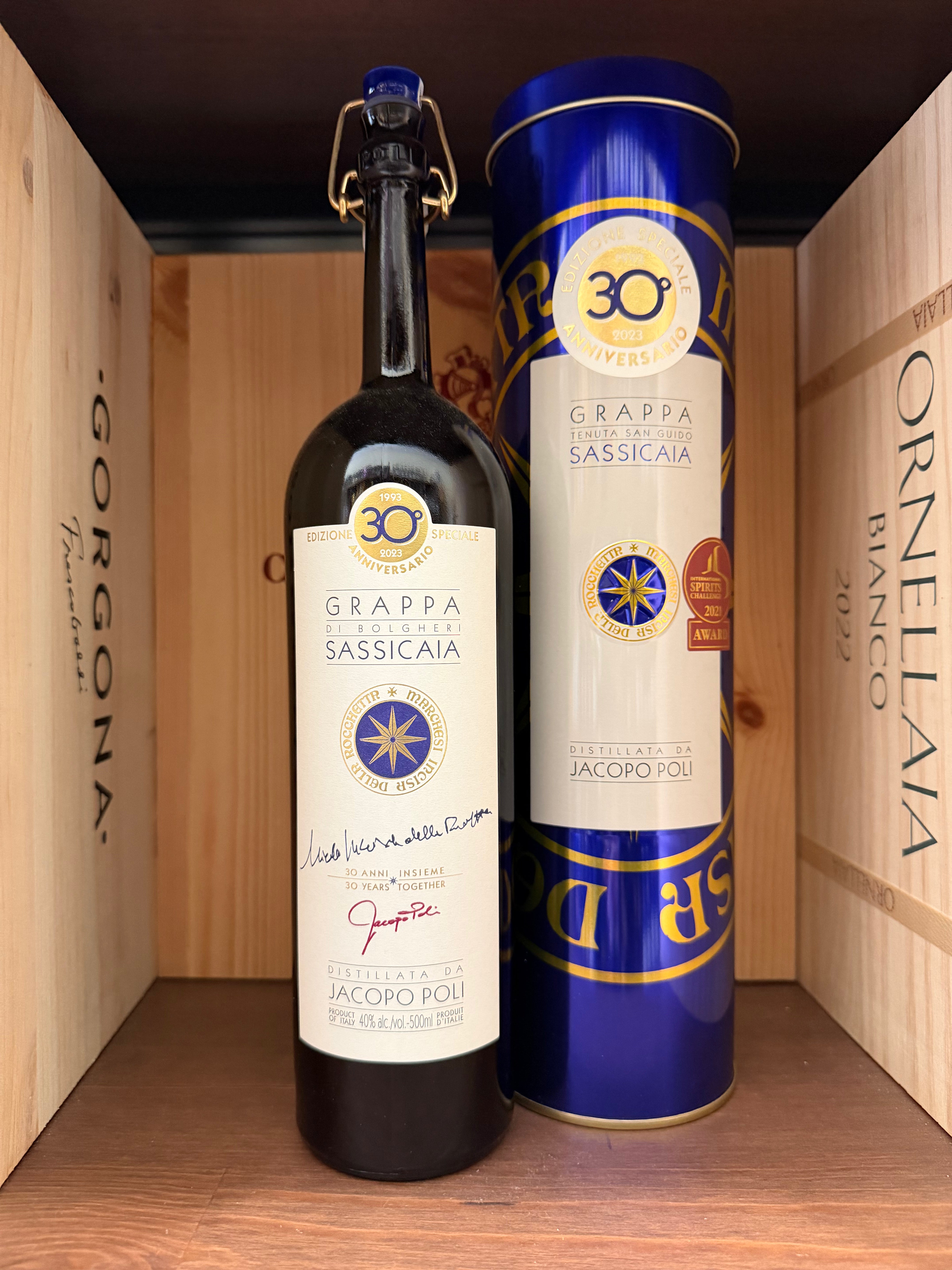 Grappa Sassicaia Jacopo Poli in bottiglia elegante, vista in primo piano, con etichetta dettagliata, su sfondo neutro.