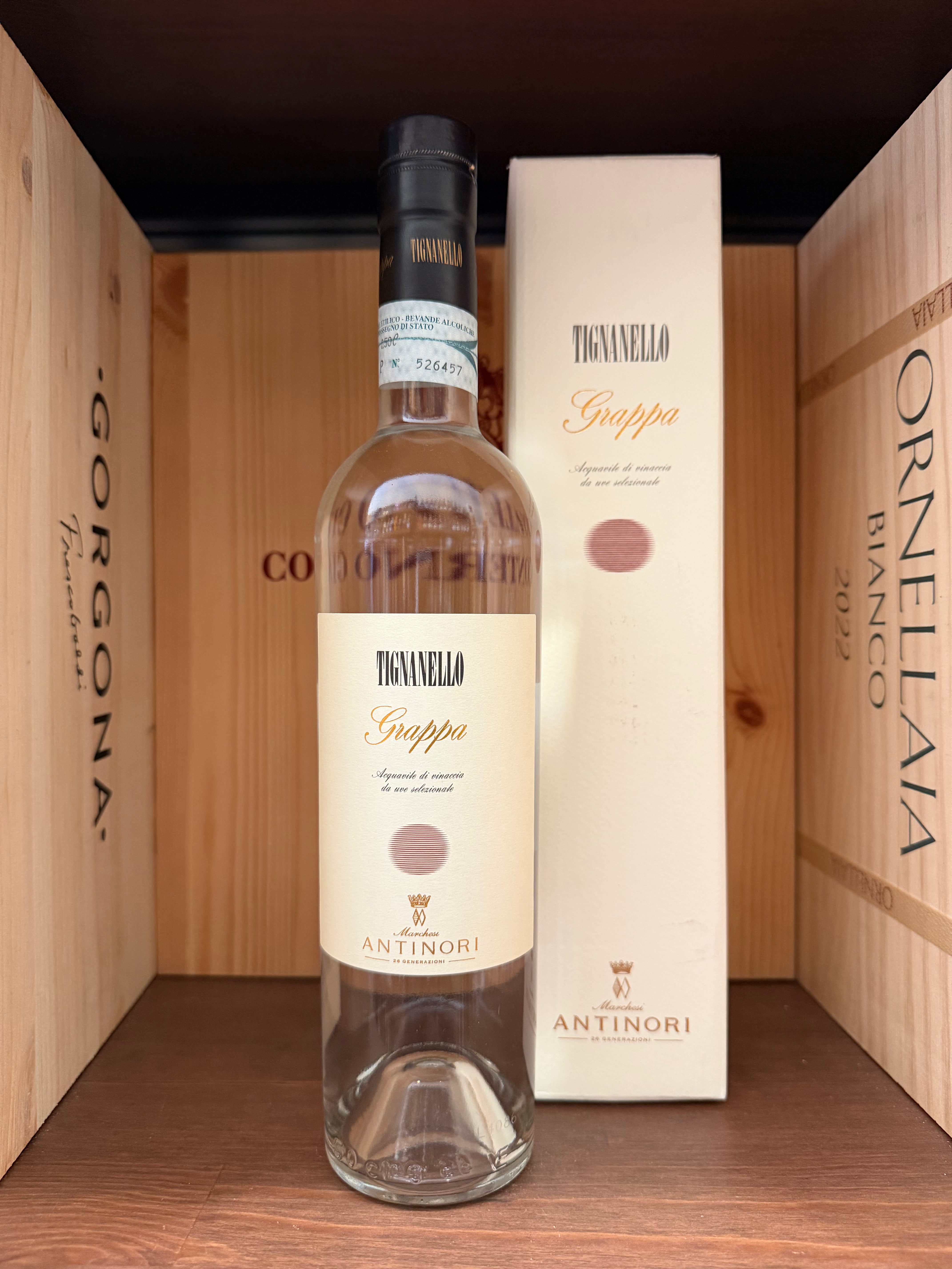 Bottiglia di Grappa Tignanello Enoteche Toscane con etichetta elegante, vista laterale sul flacone di vetro trasparente