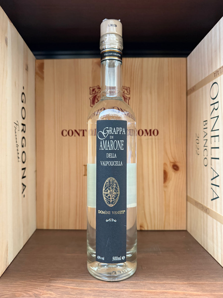 Bottiglia di Grappa Di Amarone Della Valpolicella Domini Veneti, enoteca con etichetta dettagliata e confezione elegante
