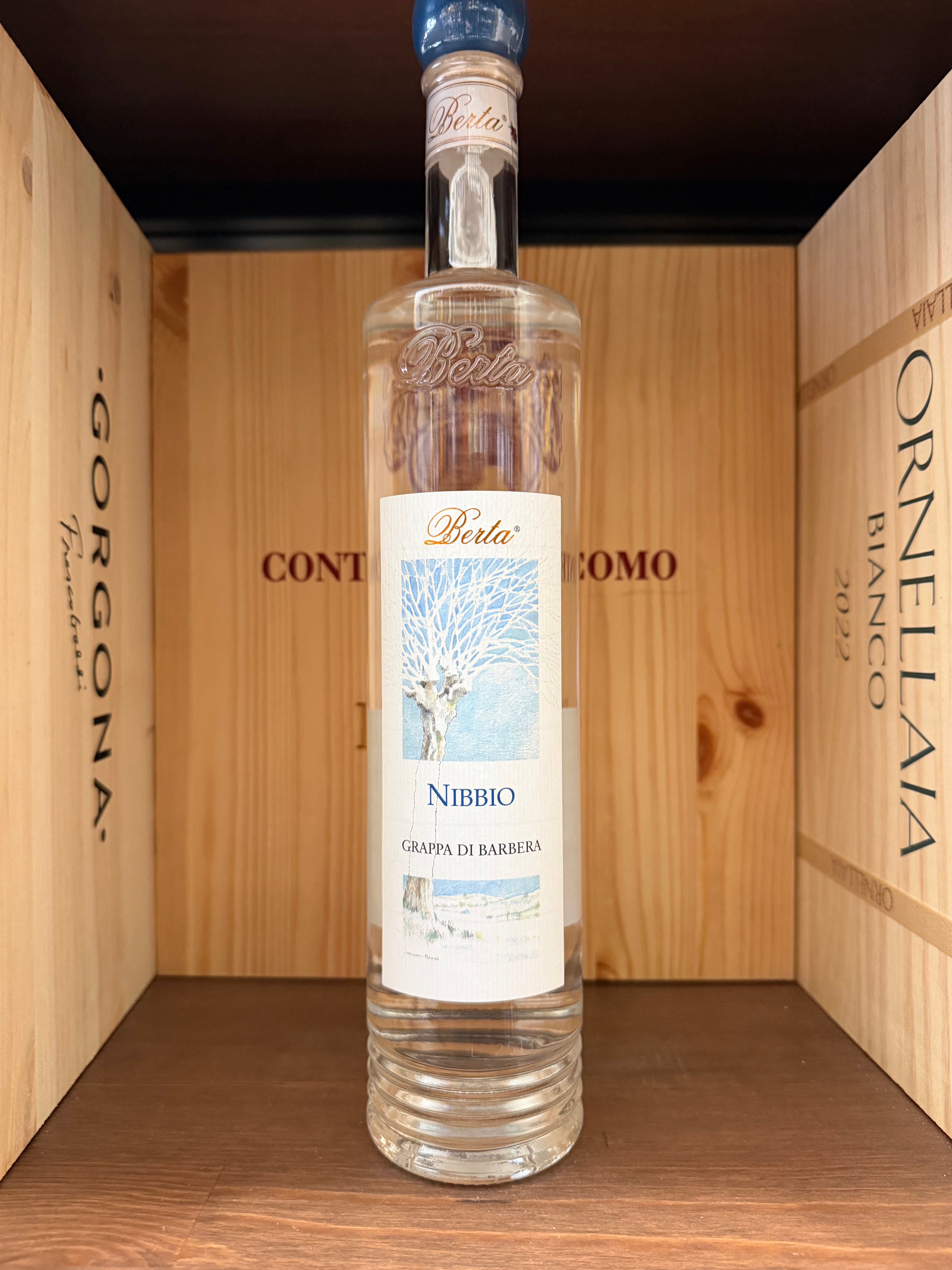 Bottiglia di grappa di Barbera Nibbio di Enoteche Toscane, con etichetta elegante e contenitore in vetro trasparente.