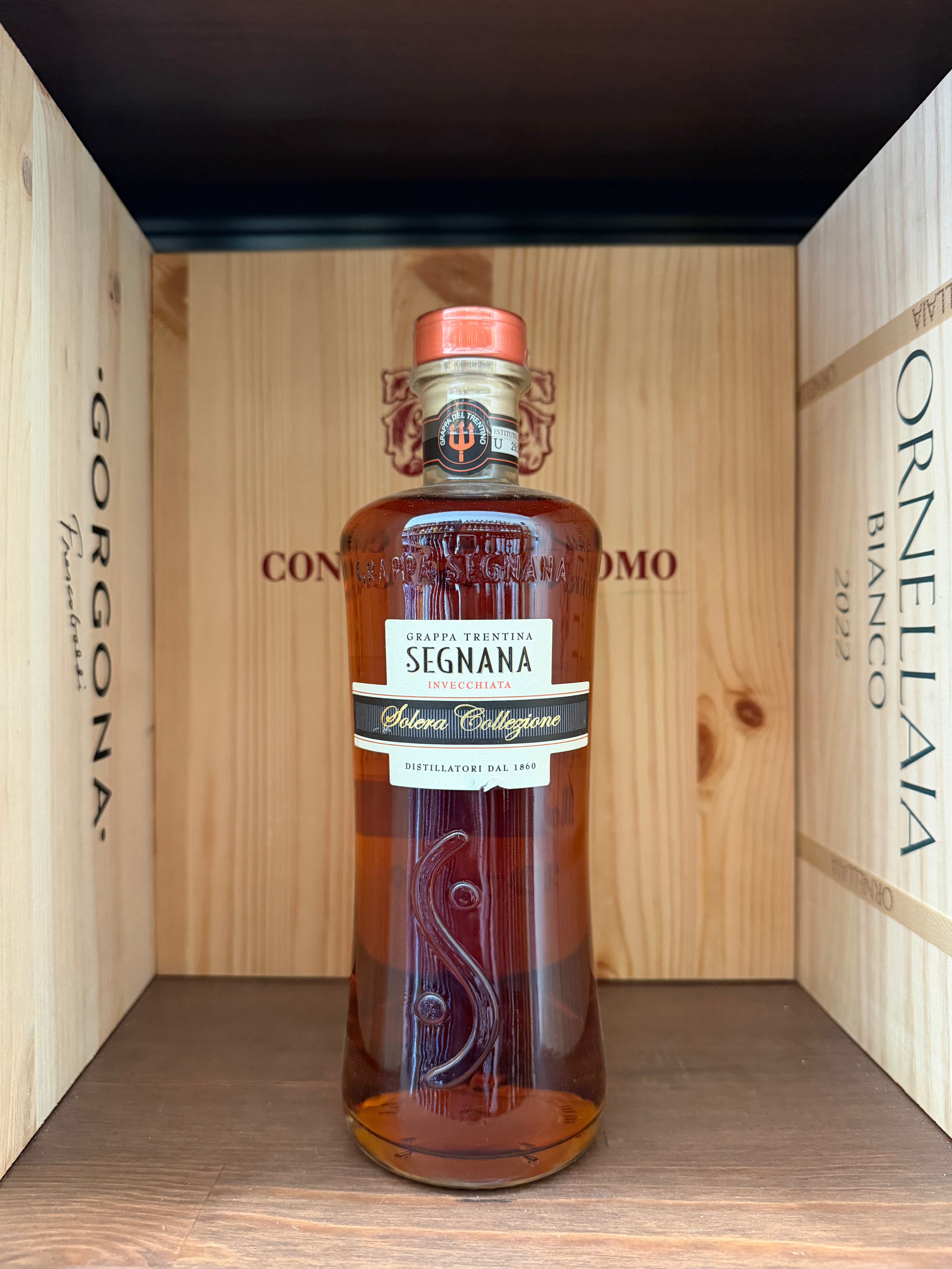 Bottiglia di Grappa Segnana Solera Collezione, in elegante confezione, visibile in primo piano.