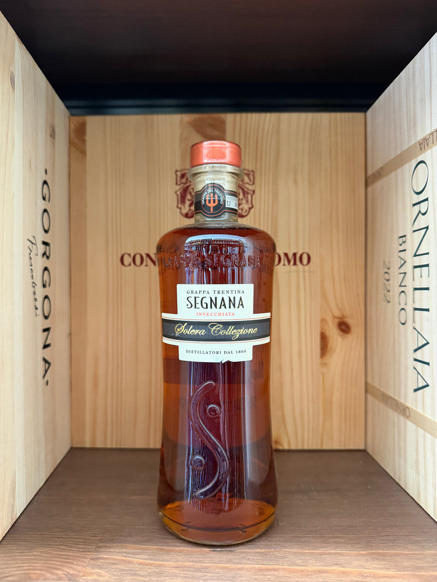 Bottiglia di Grappa Segnana Solera Collezione, in elegante confezione, visibile in primo piano.