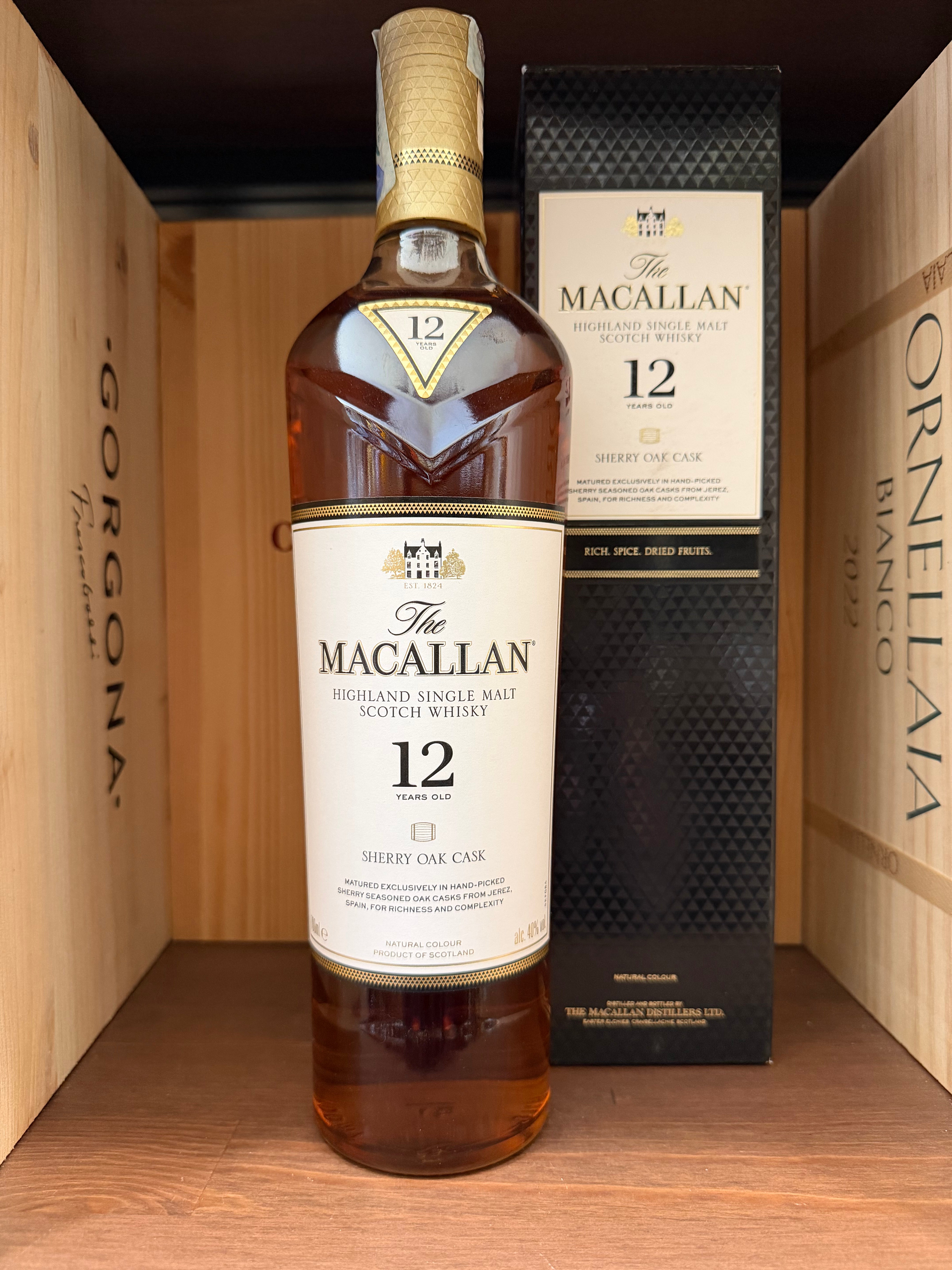 Bottiglia di whisky The Macallan 12 anni Sherry Oak Cask, bottiglia con etichetta elegante, in un bicchiere di cristallo.