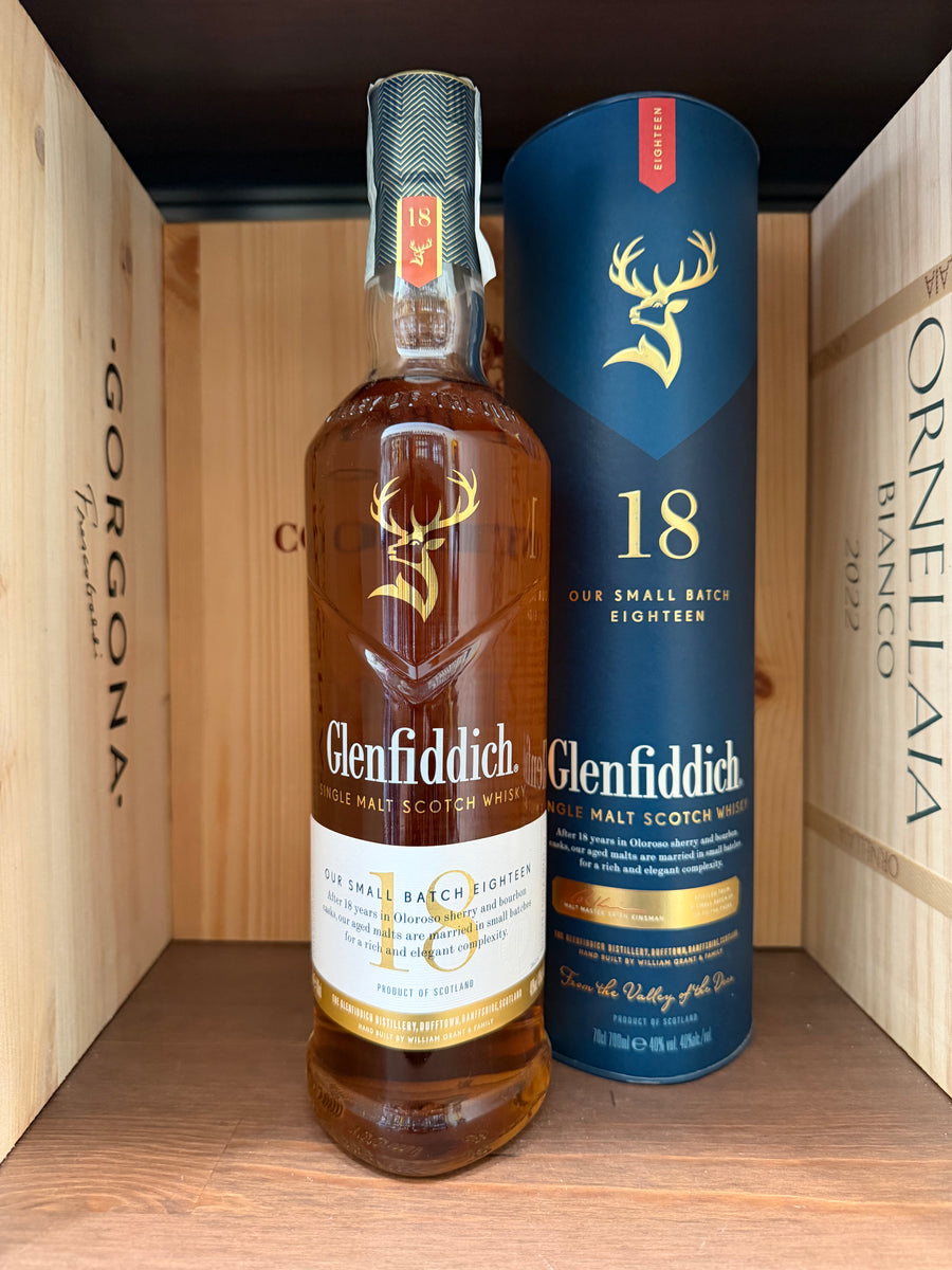 Bottiglia di whisky Glenfiddich 18 anni, distillato scozzese di alta qualità, con etichetta dettagliata e confezione elegante