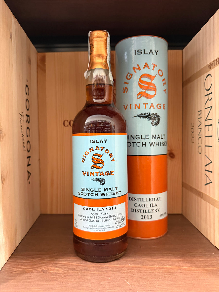Bottiglia di whisky Caol Ila 9 anni 2013, Singapore Vintage, di colore ambrato, con etichetta vintage e tappo di sughero.