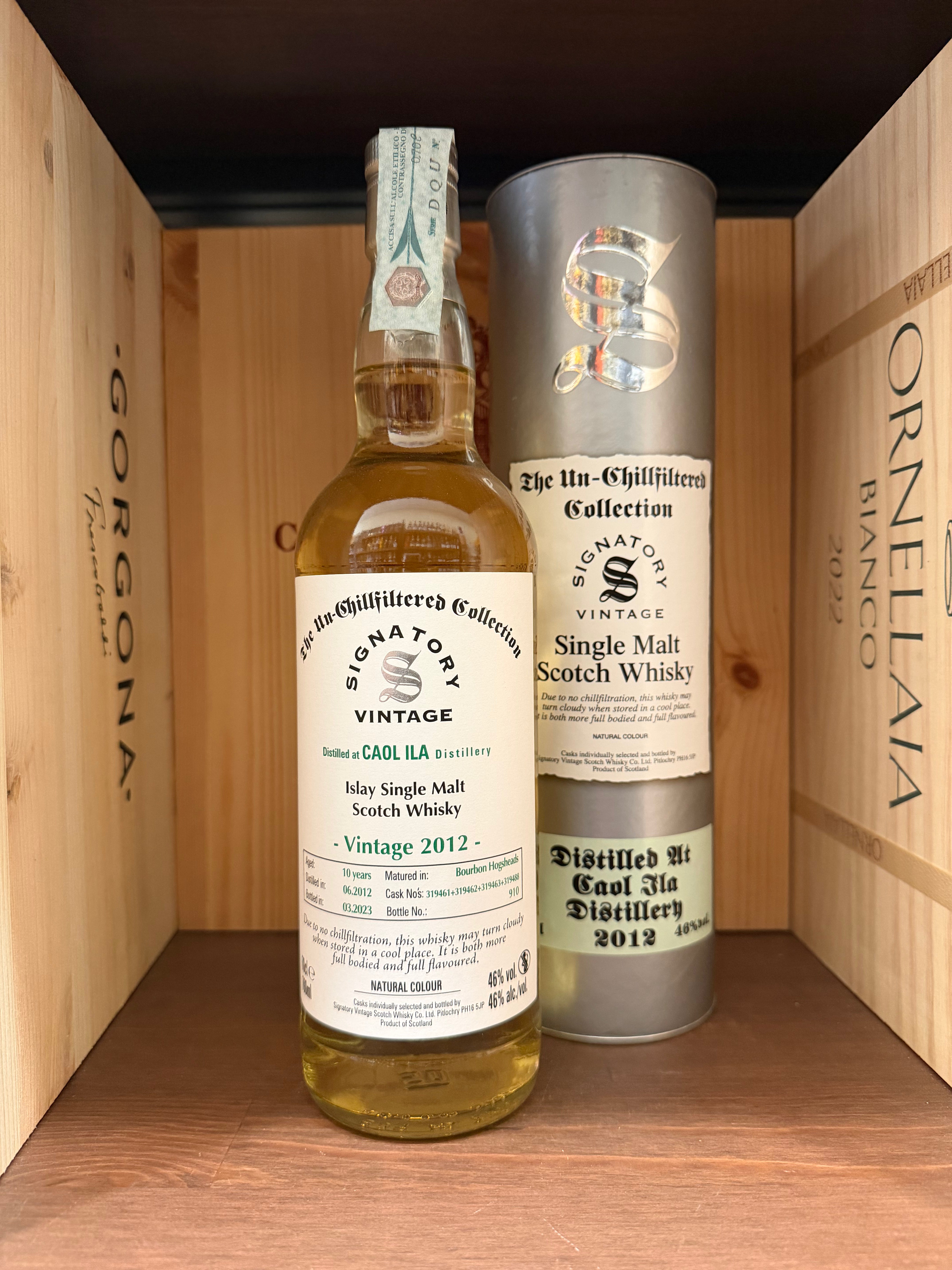 Bottiglia di whisky Signatory Caol Ila 10 Years 2012, distillato scozzese, con etichetta e tappo visibili.