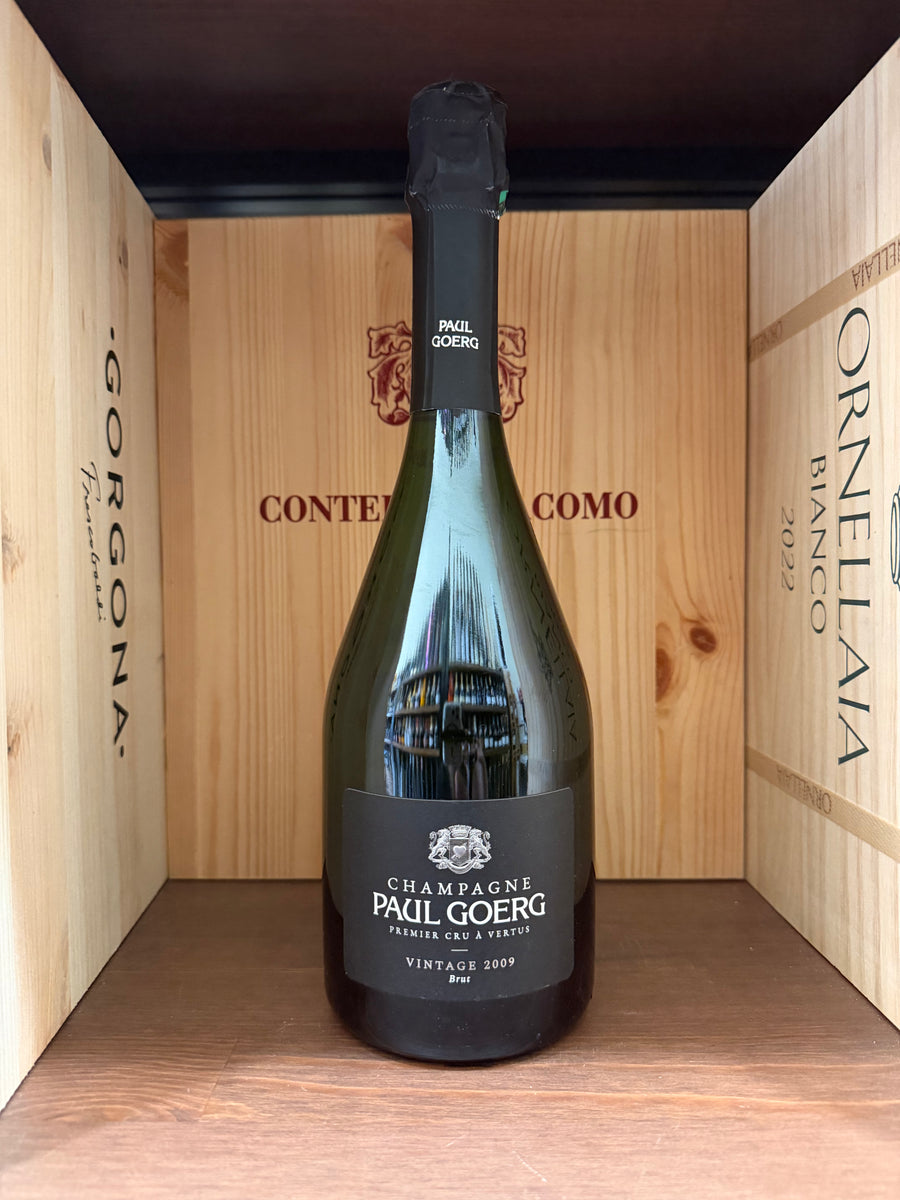 Bottiglia di Bordeaux Paul Goerg Premier Cru Vintage 2009, vino spumante Chardonnay, in una bottiglia elegante su sfondo neutro