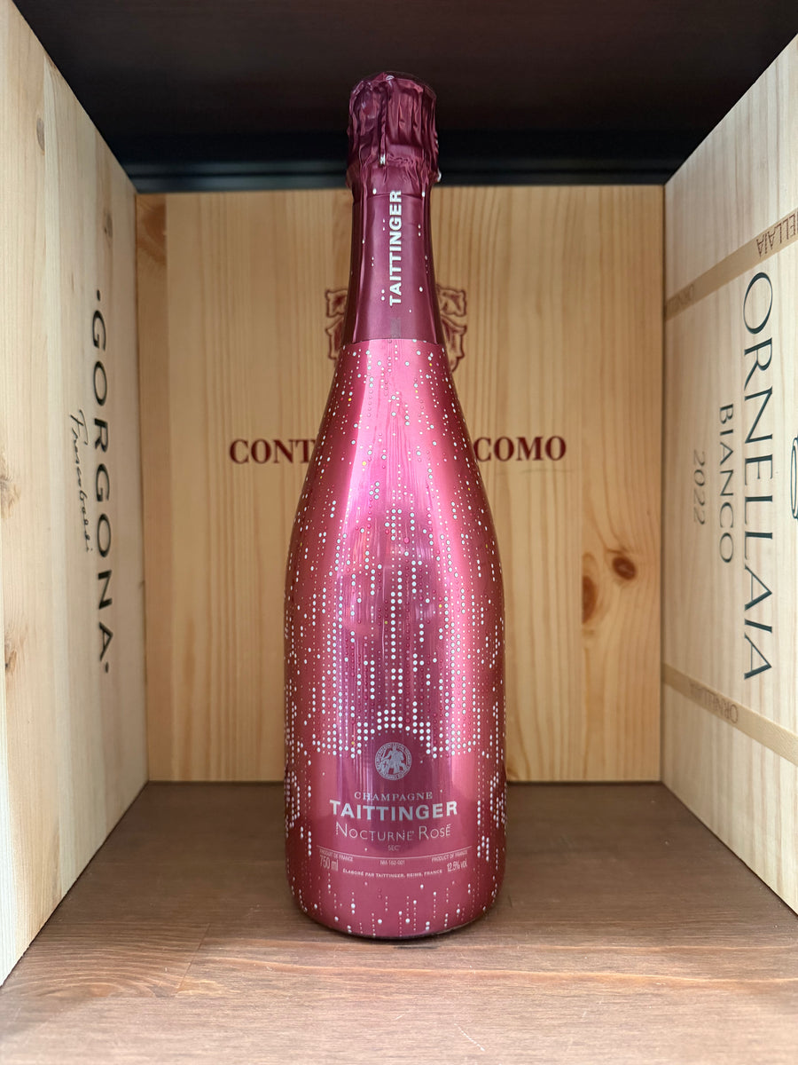 Bottiglia di Taittinger Nocturne Rosé Cuvée, champagne rosato di alta qualità, con etichetta elegante e dettagli raffinati.