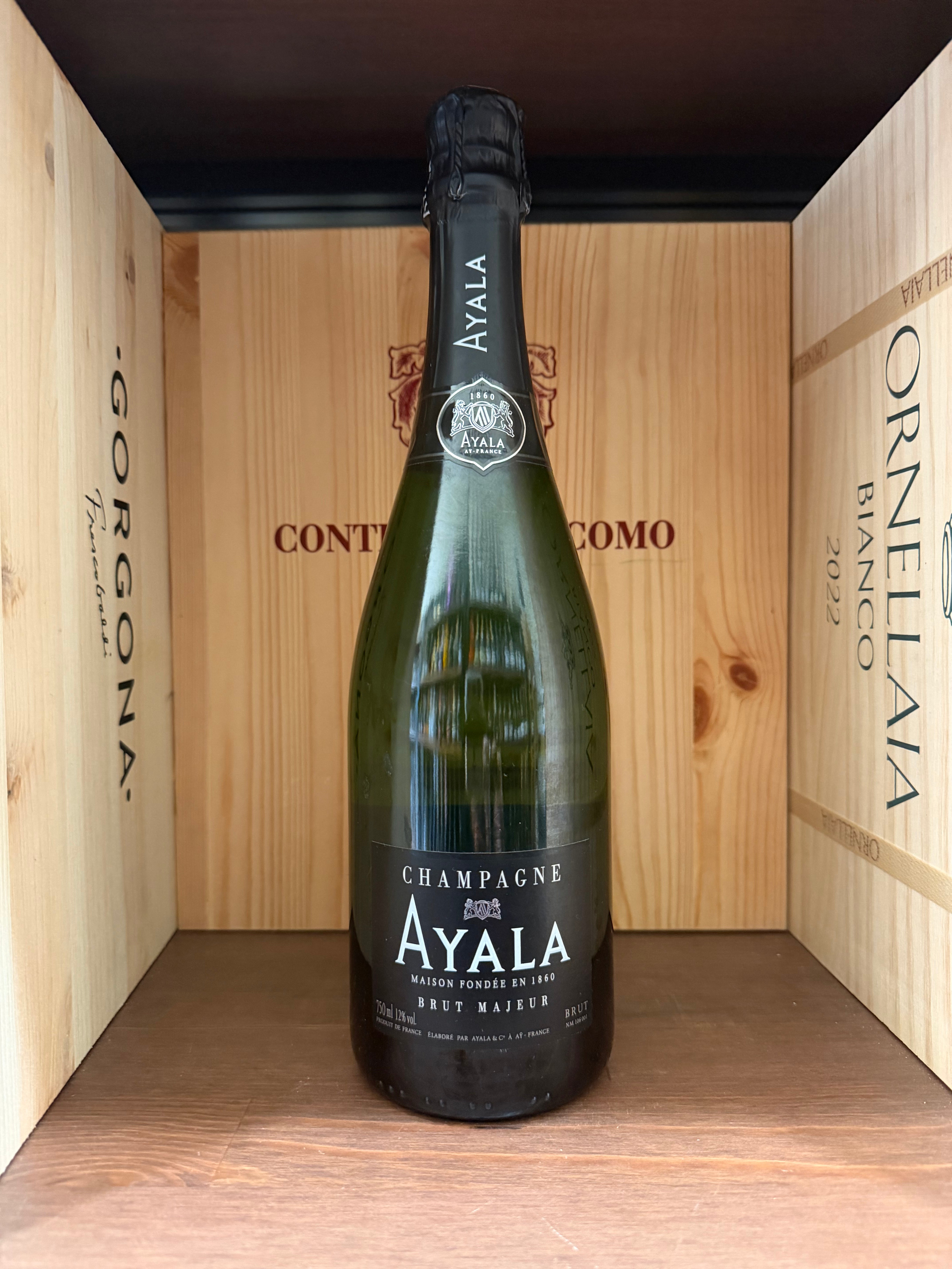 Bottiglia di Ayala Majeur Brut, champagne francese elegante, con etichetta dorata e dettagli raffinati.