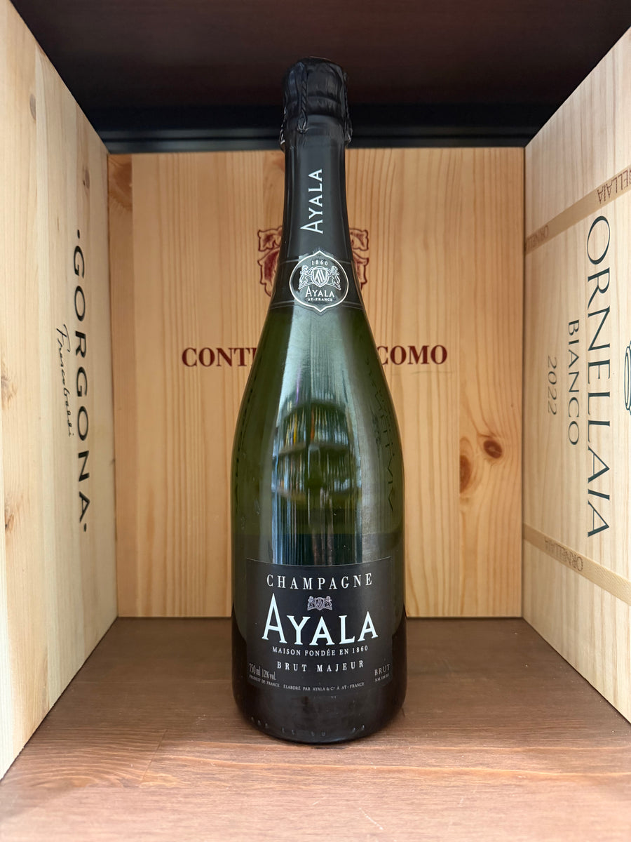 Bottiglia di Ayala Majeur Brut, champagne francese elegante, con etichetta dorata e dettagli raffinati.