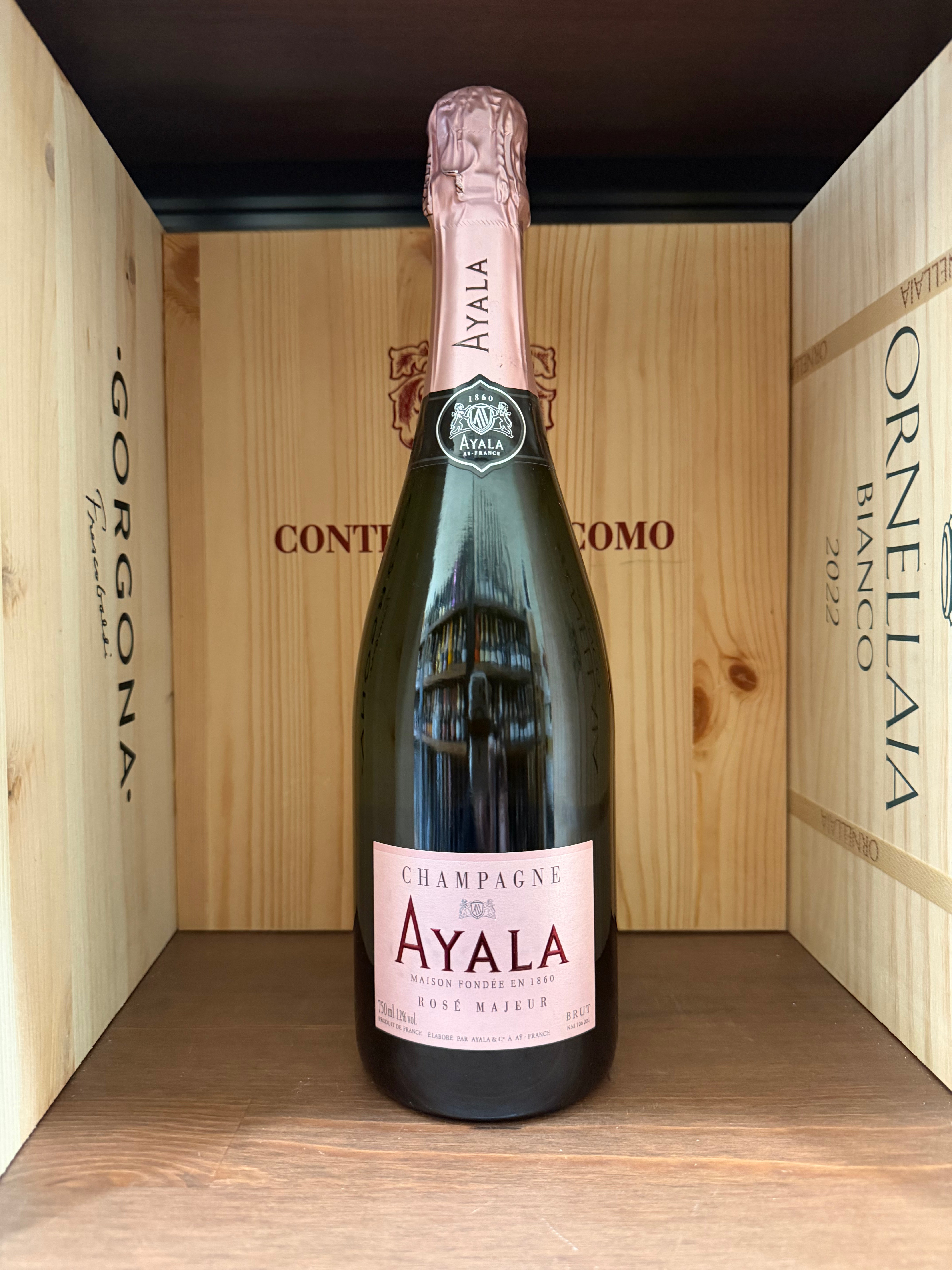 Bottiglia di Ayala Rosé Majeur Brut di Enoteche Toscane, elegante etichetta con dettaglio del collo della bottiglia.