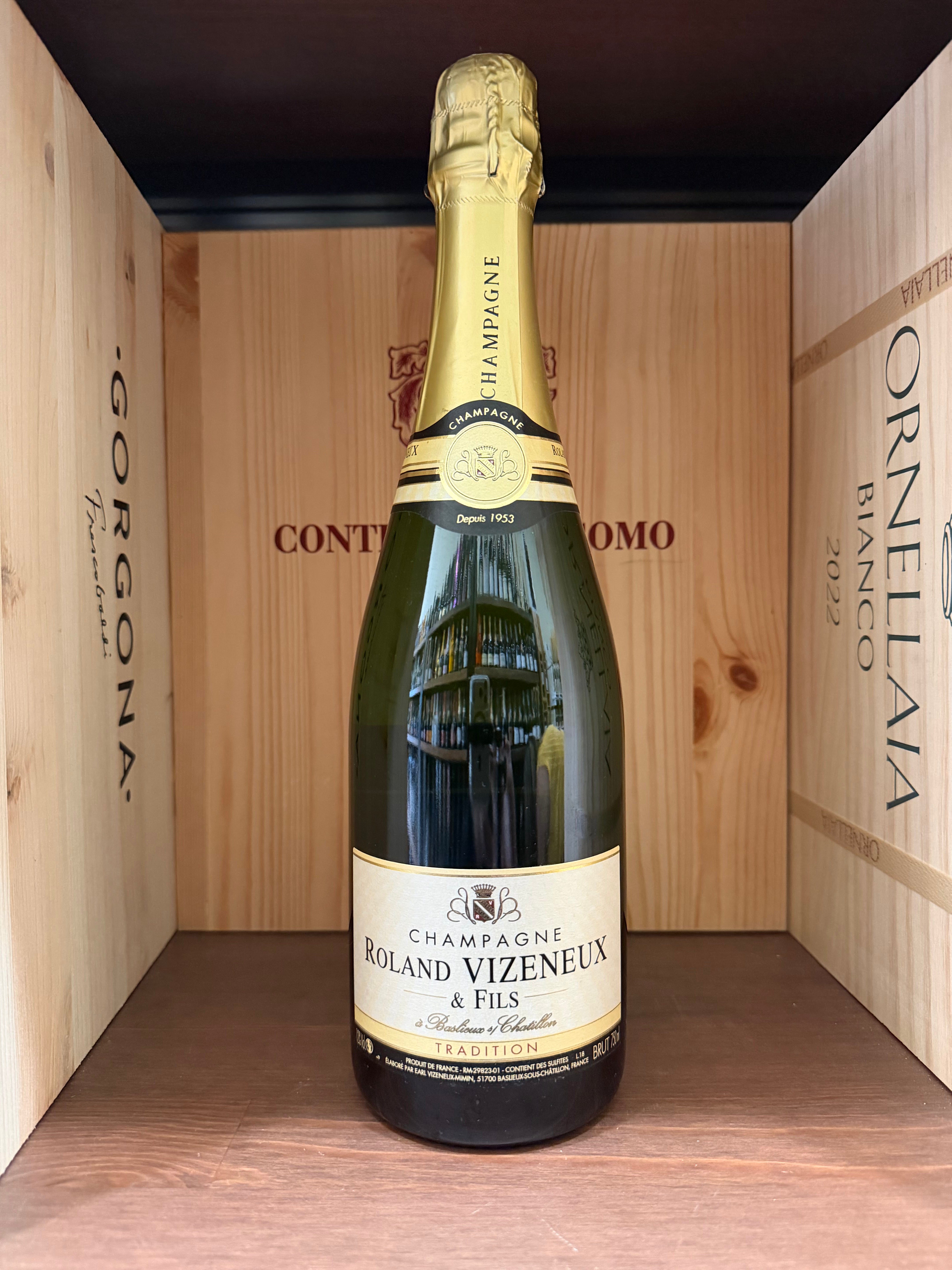 Bottiglia di vino Roland Vizeneux & Fils Tradition di Enoteche Toscane, etichetta elegante su sfondo chiaro.