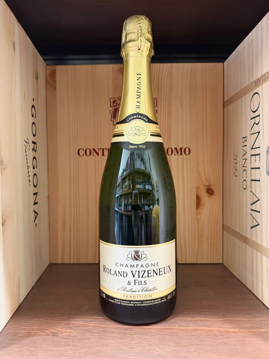 Bottiglia di vino Roland Vizeneux & Fils Tradition di Enoteche Toscane, etichetta elegante su sfondo chiaro.