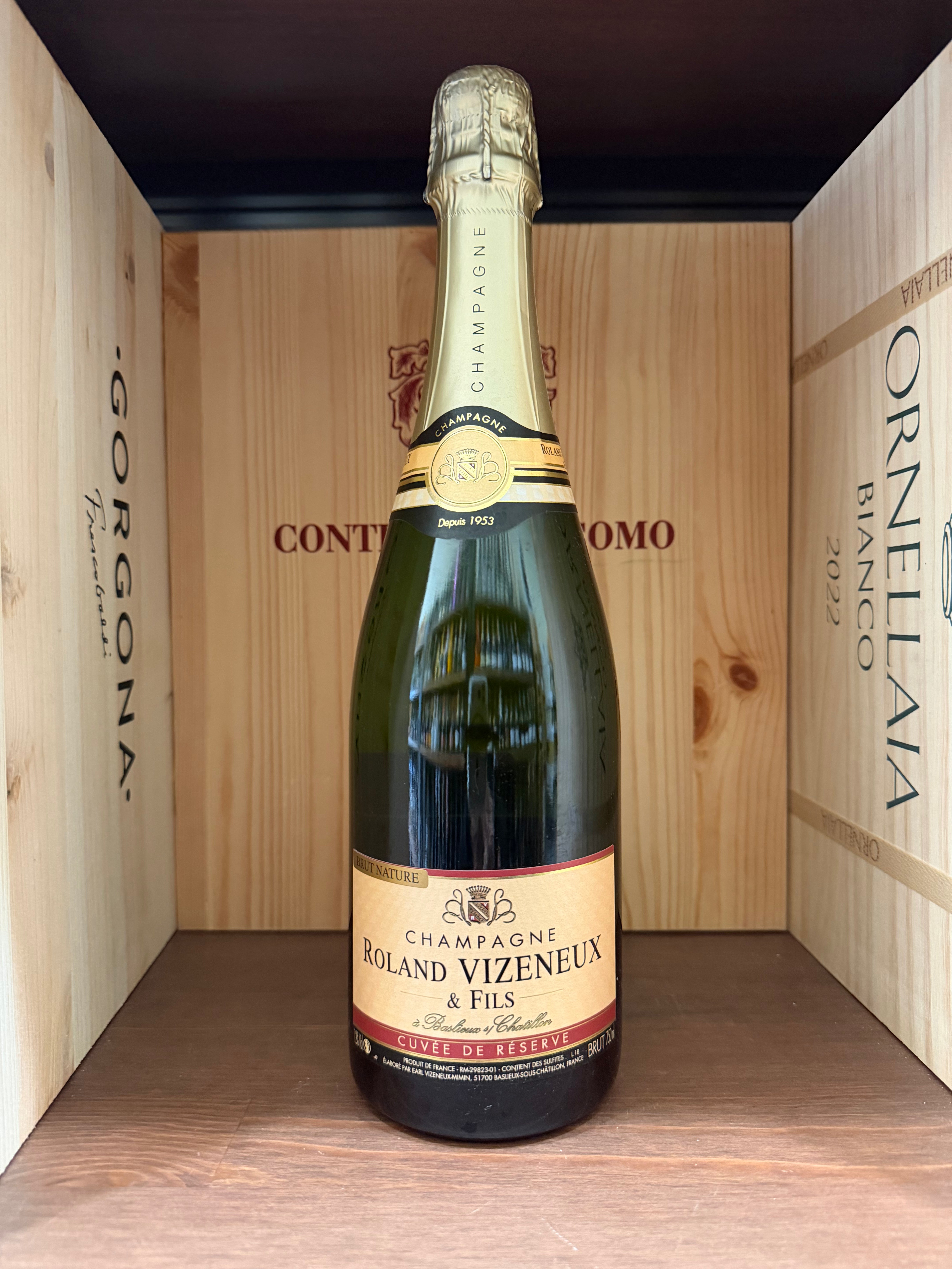 Bottiglia di vino Roland Vizeneux & Fils Cuvée De Rèserve, etichetta elegante, in una scena con sfondo neutro.