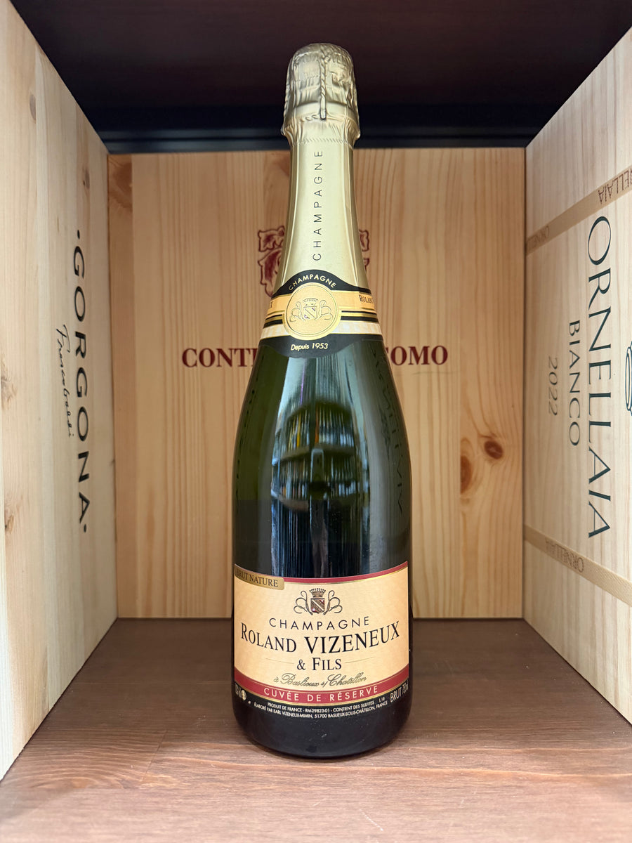Bottiglia di vino Roland Vizeneux & Fils Cuvée De Rèserve, etichetta elegante, in una scena con sfondo neutro.