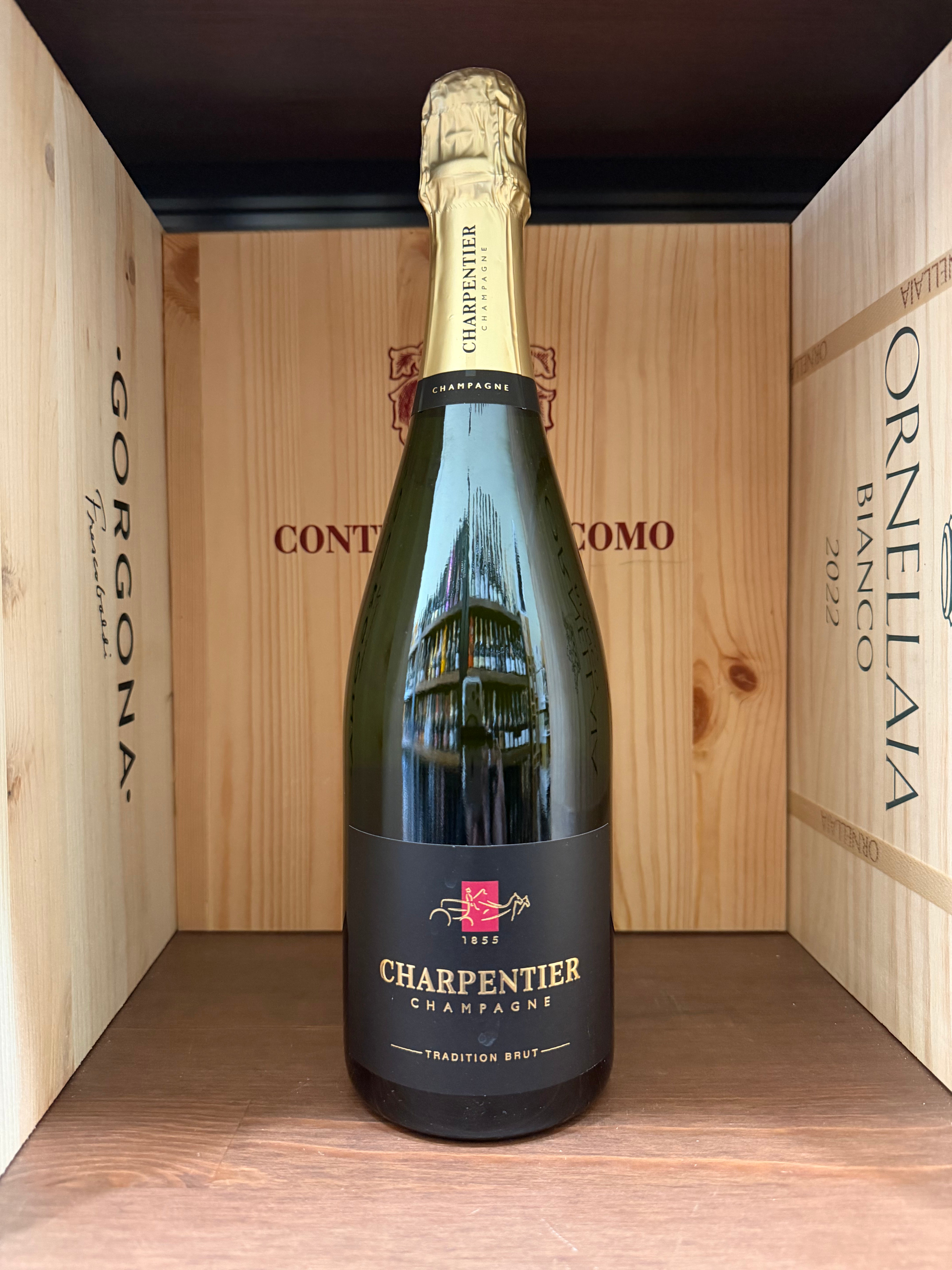 Bottiglia di Charpentier Tradition Brut di Enoteche Toscane, vino spumante con etichetta elegante, in bottiglia di vetro trasparente