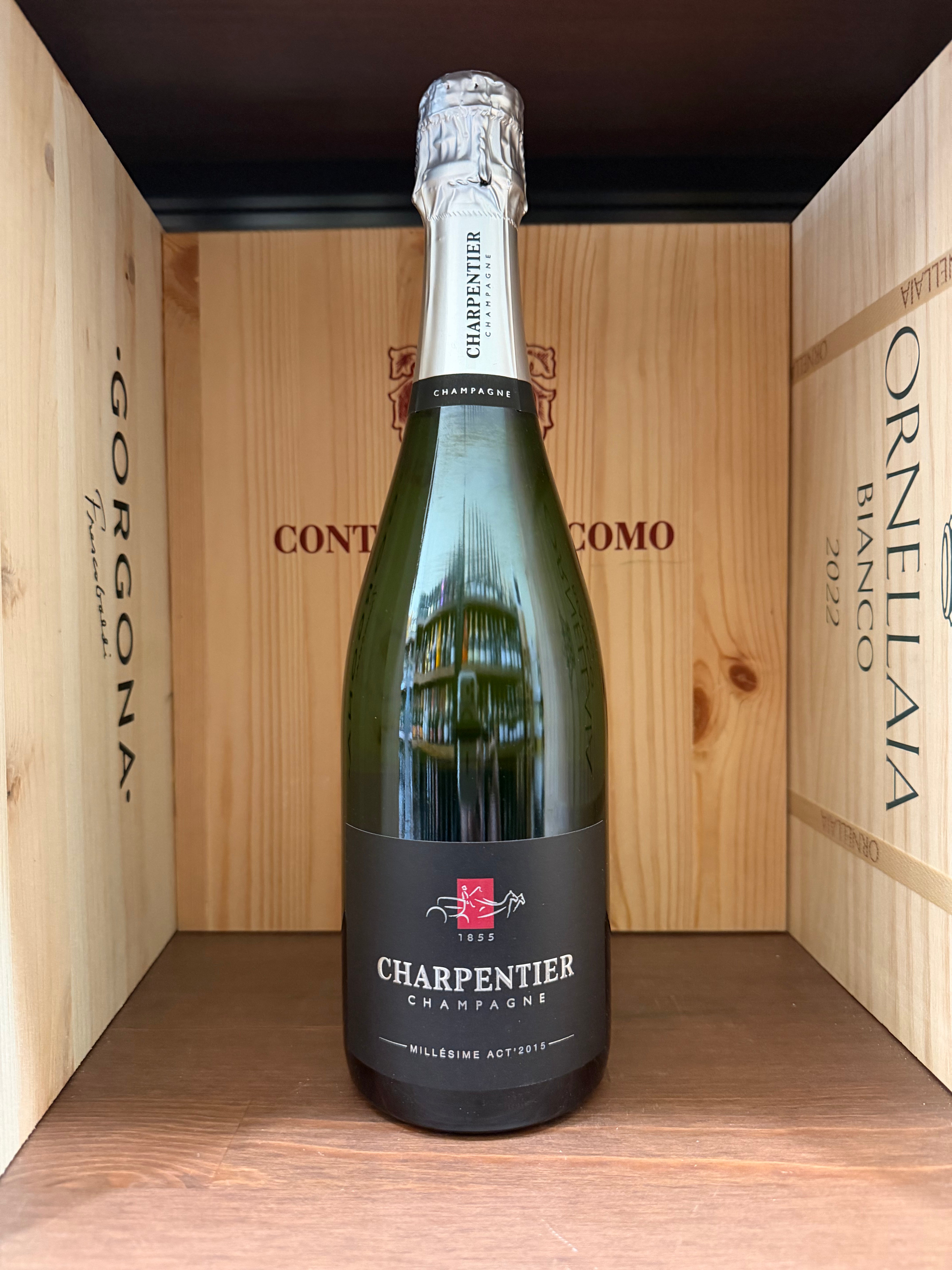Bottiglia di vino Charpentier Millèssime Act 2015 di Enoteche Toscane, etichetta elegante, dettaglio della bottiglia in primo piano