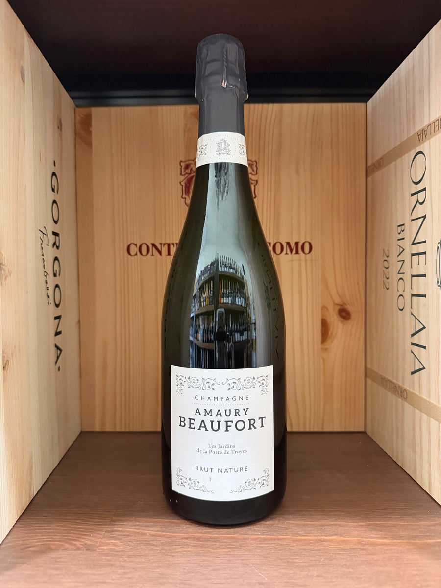 Bottiglia di vino Amaury Beaufort Brut Nature di Enoteche Toscane, etichetta elegante, visibile in primo piano.
