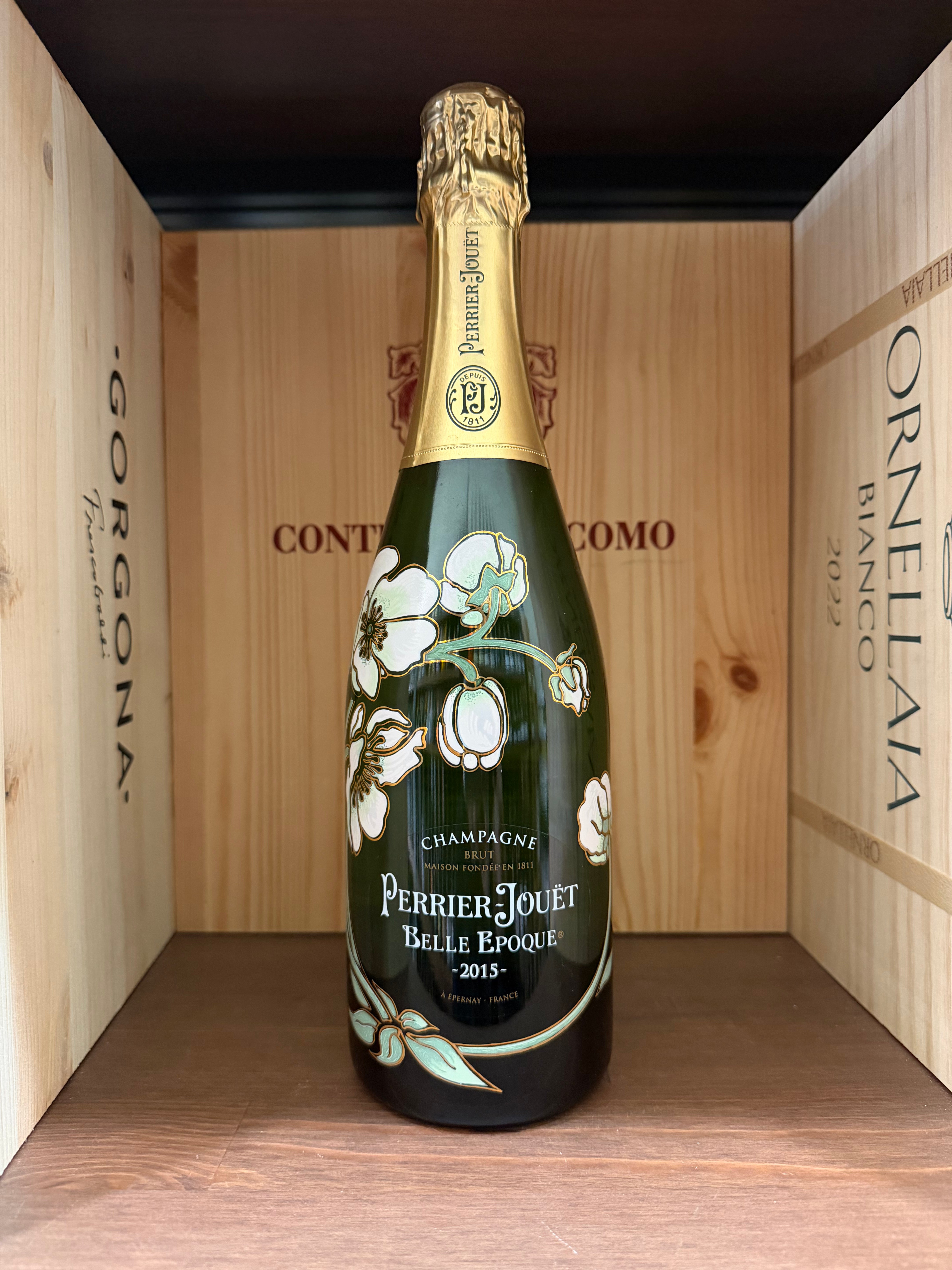 Flacconea di Perrier-Jouet Belle Epoque 2015, champagne francese di alta qualità, in bottiglia elegante e decorativa.