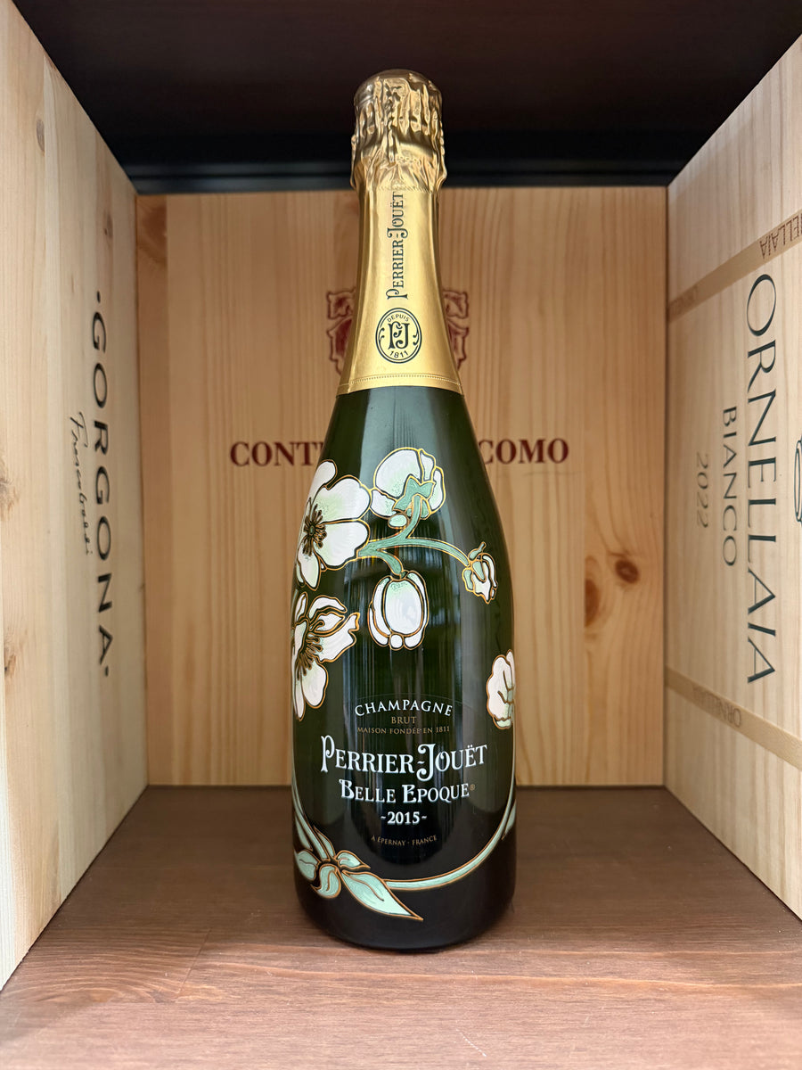Flacconea di Perrier-Jouet Belle Epoque 2015, champagne francese di alta qualità, in bottiglia elegante e decorativa.