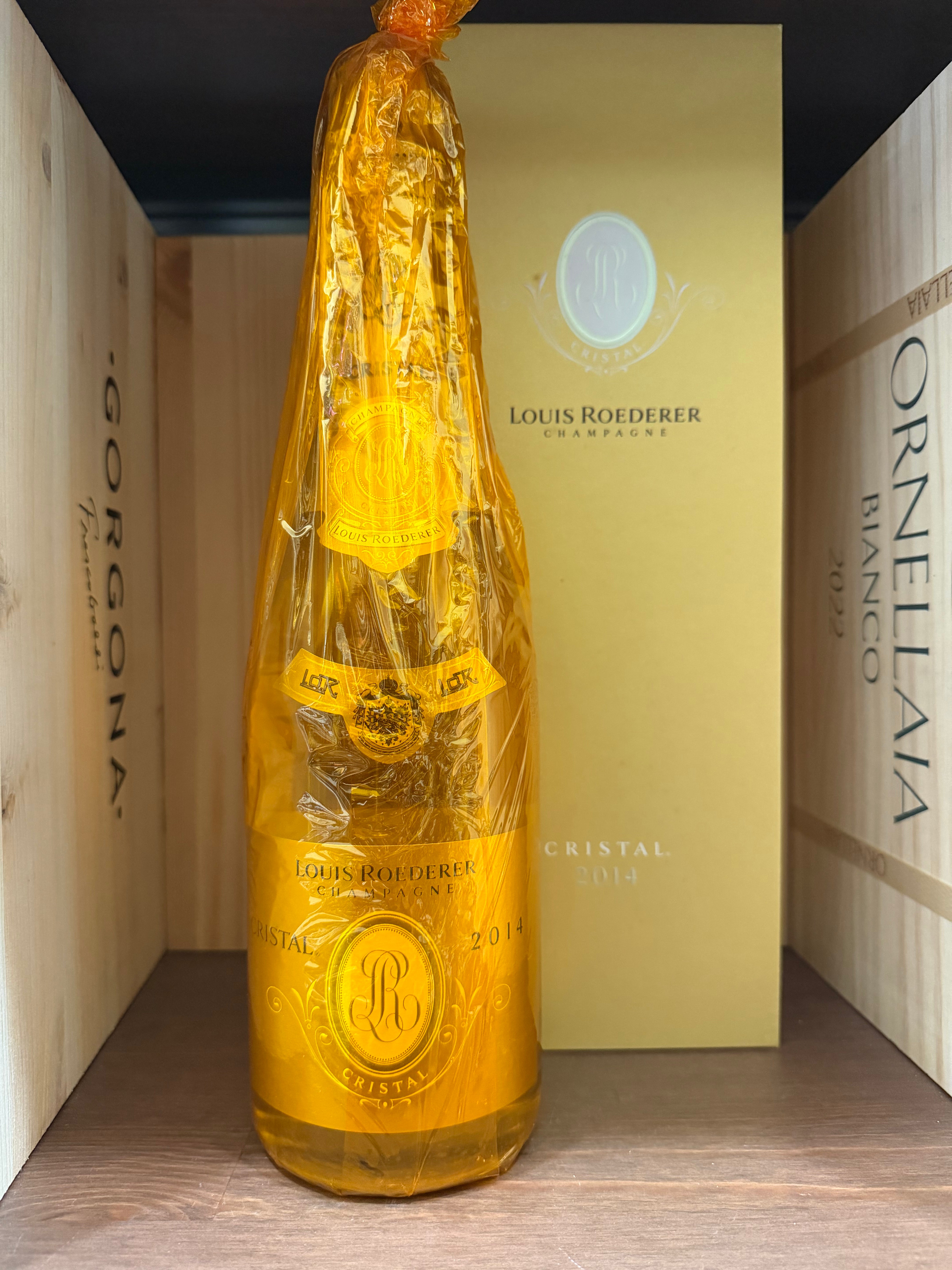 Bottiglia di Champagne Louis Roederer Cristal 2014 in elegante bottiglia con etichetta, vista frontale.