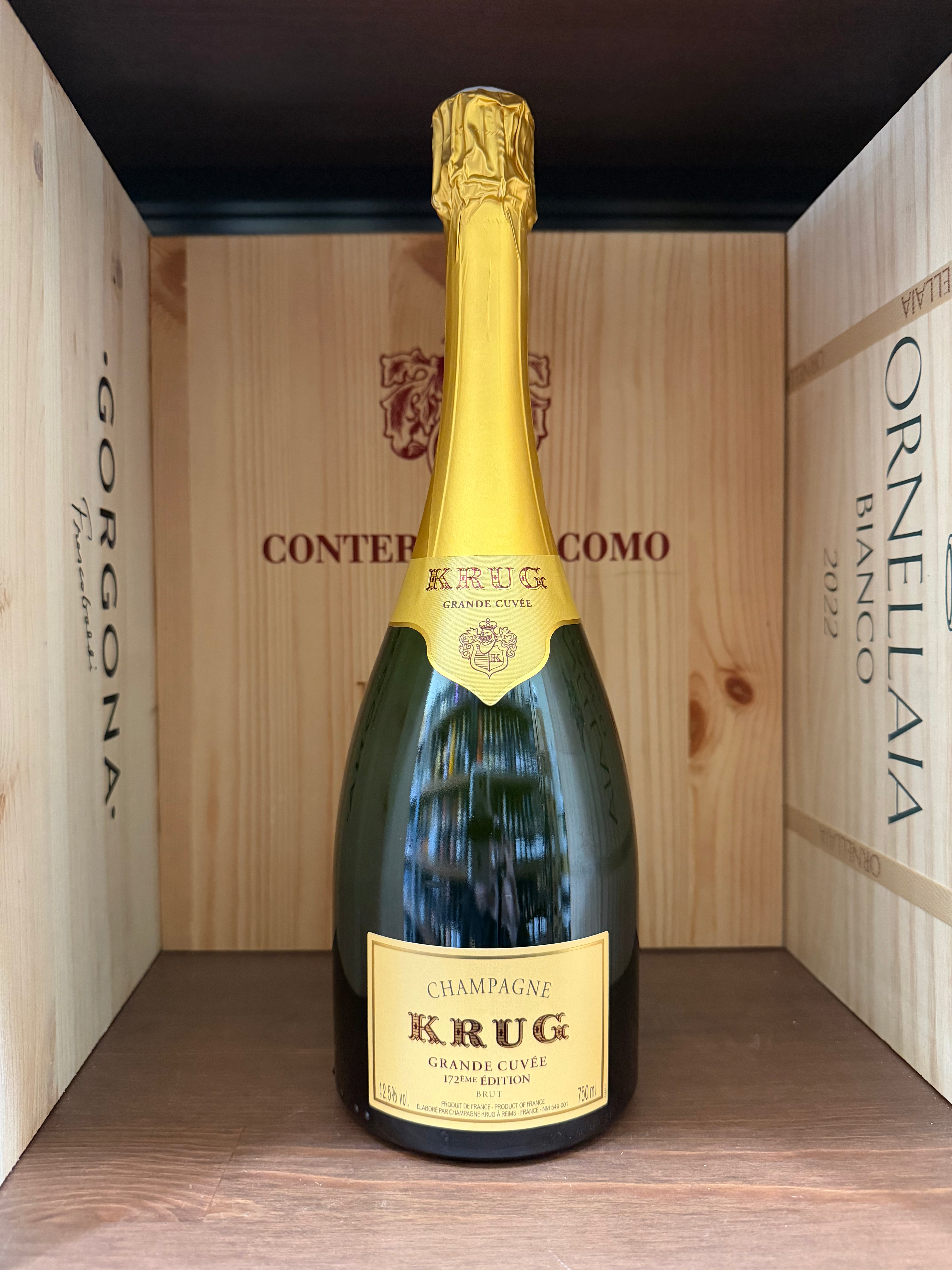 Bottiglia di Krug Grande Cuvée 172ª Edizione Brut, champagne di lusso con etichetta elegante, in una scena elegante e raffinata