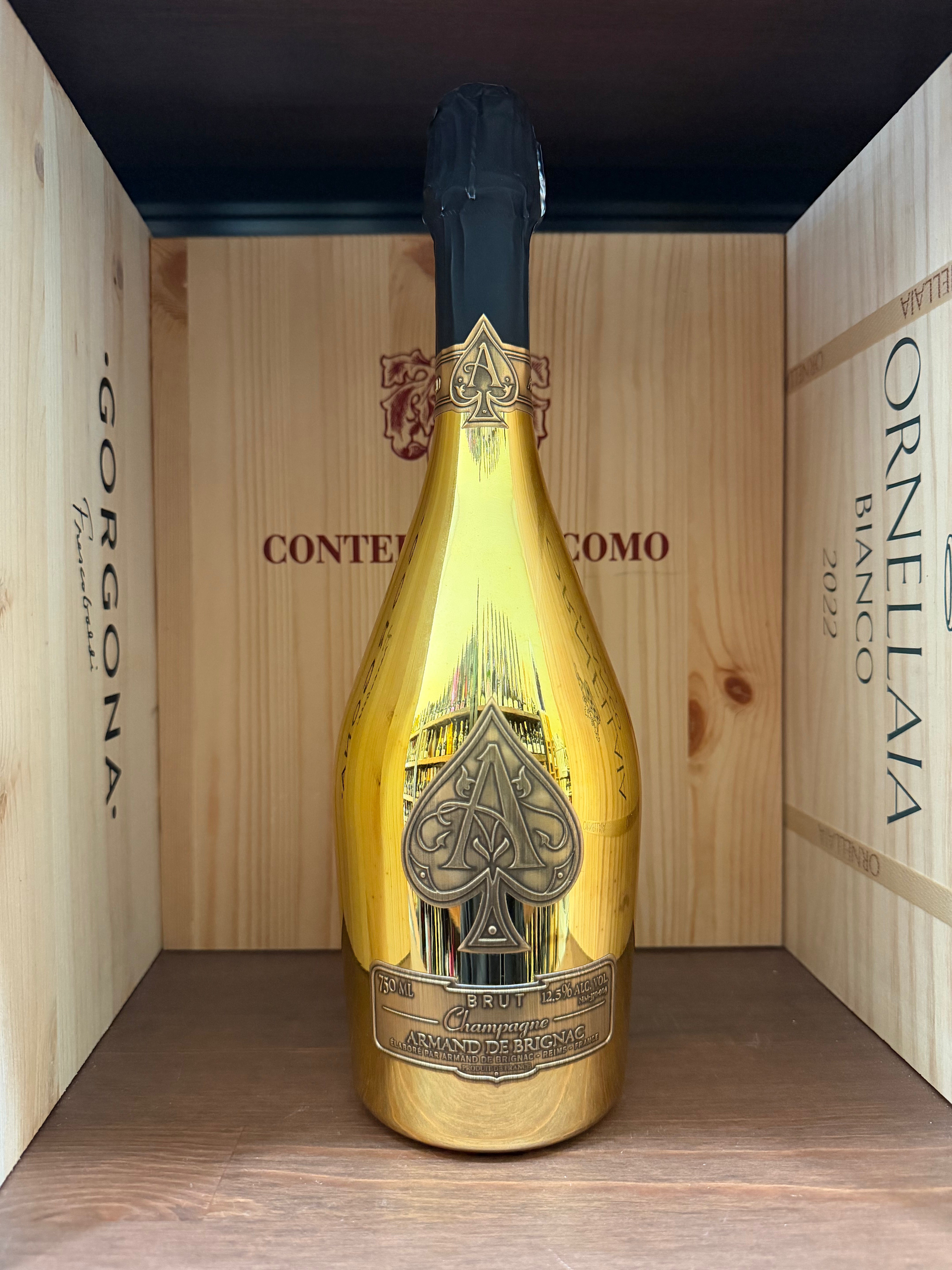 Bottiglia di Champagne Armand De Brignac Brut con etichetta colorata, raffigurata in un'immagine chiara e dettagliata.