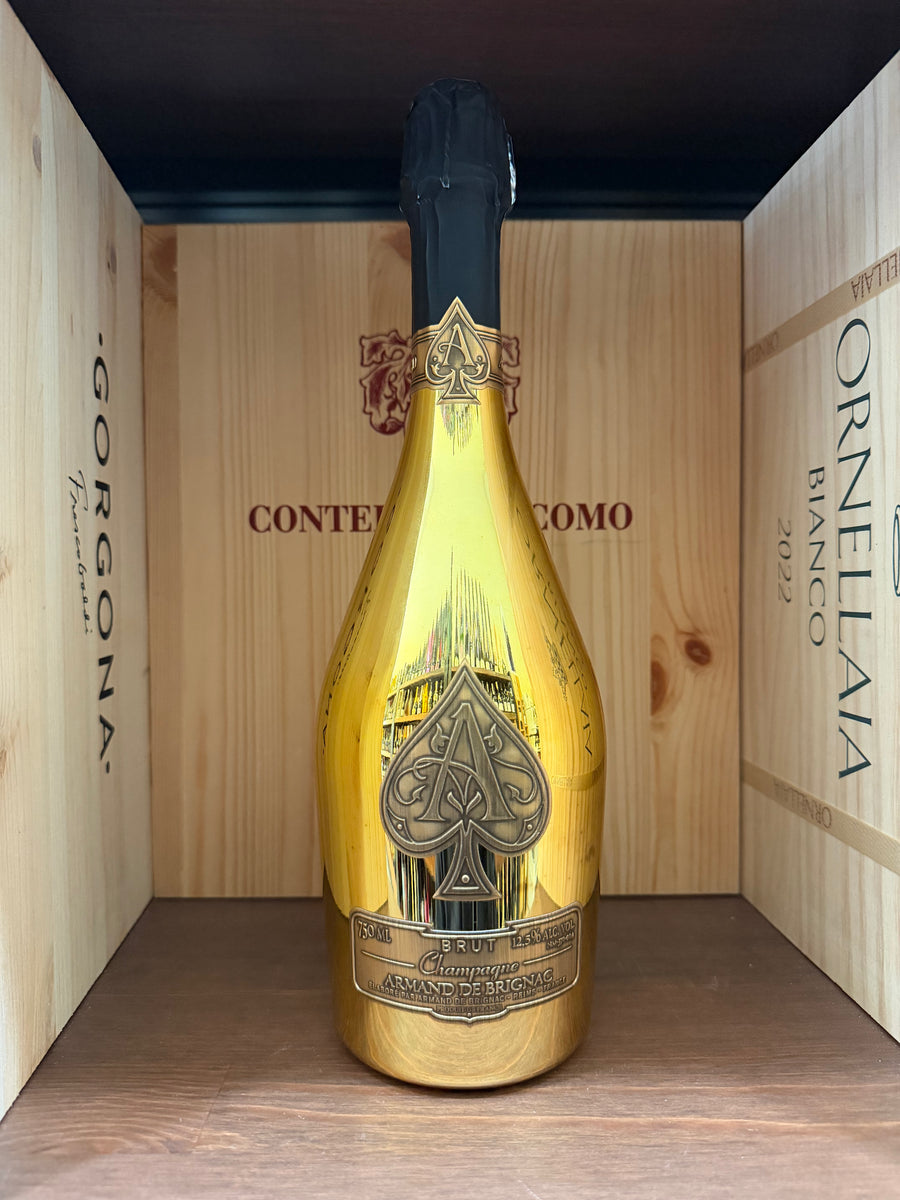 Bottiglia di Champagne Armand De Brignac Brut con etichetta colorata, raffigurata in un'immagine chiara e dettagliata.
