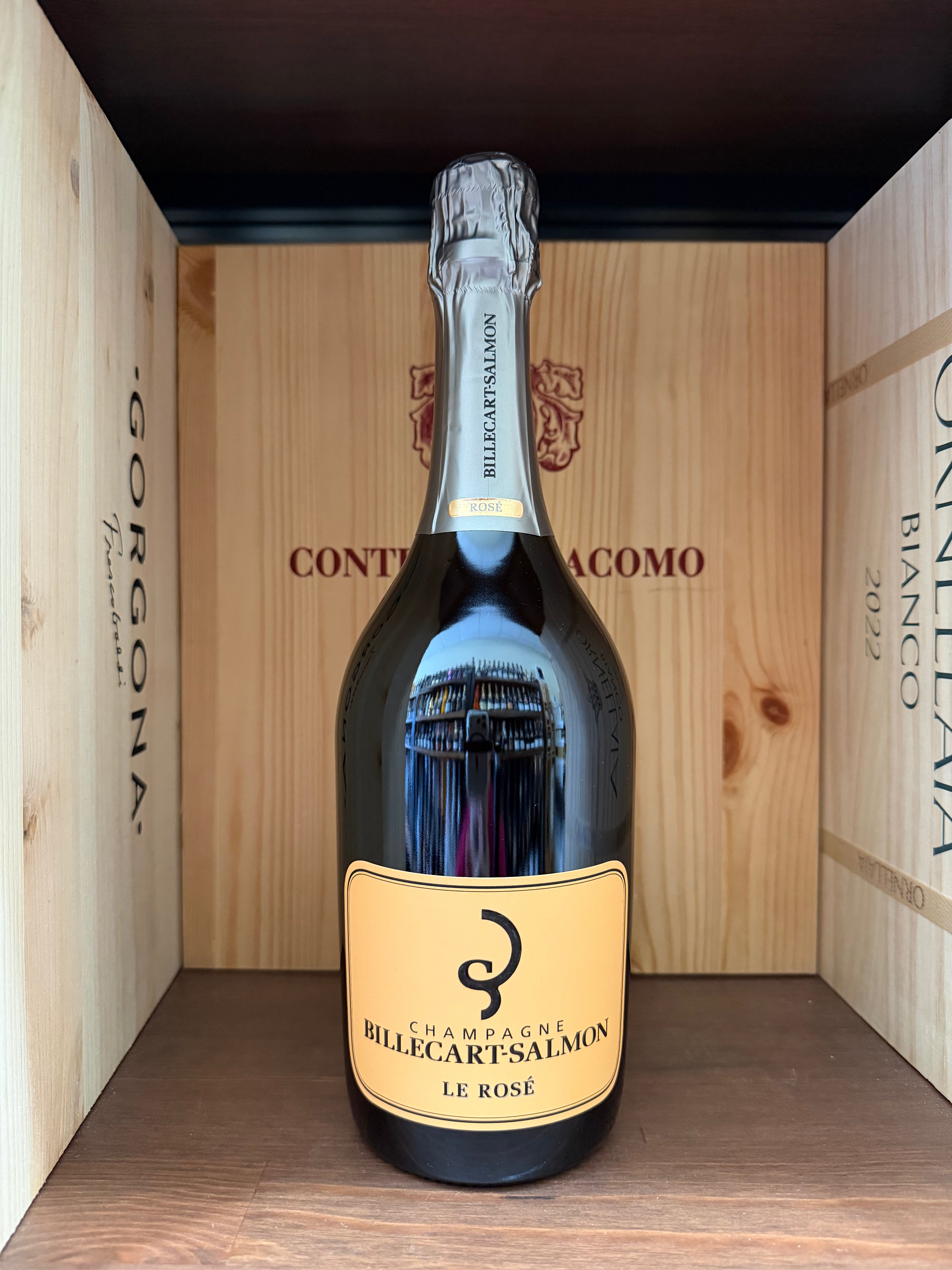 Flûte di champagne Billecart-Salmon Le Rosè con bollicine rosate e schiuma, su sfondo neutro.