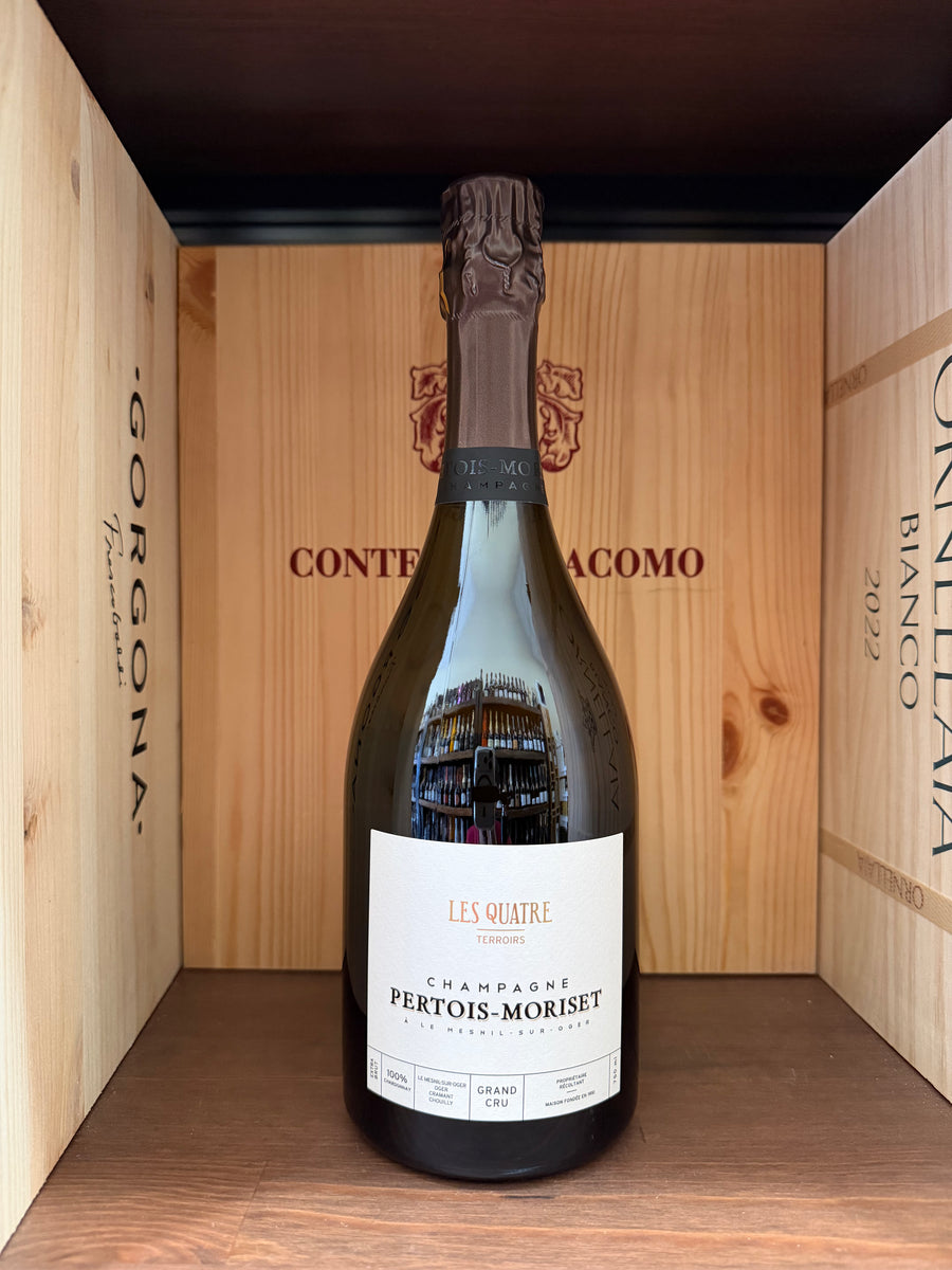 Vetro di vino Pertois-Moriset Les Quatre Gran Cru, bottiglia elegante con etichetta dettagliata, su sfondo neutro.