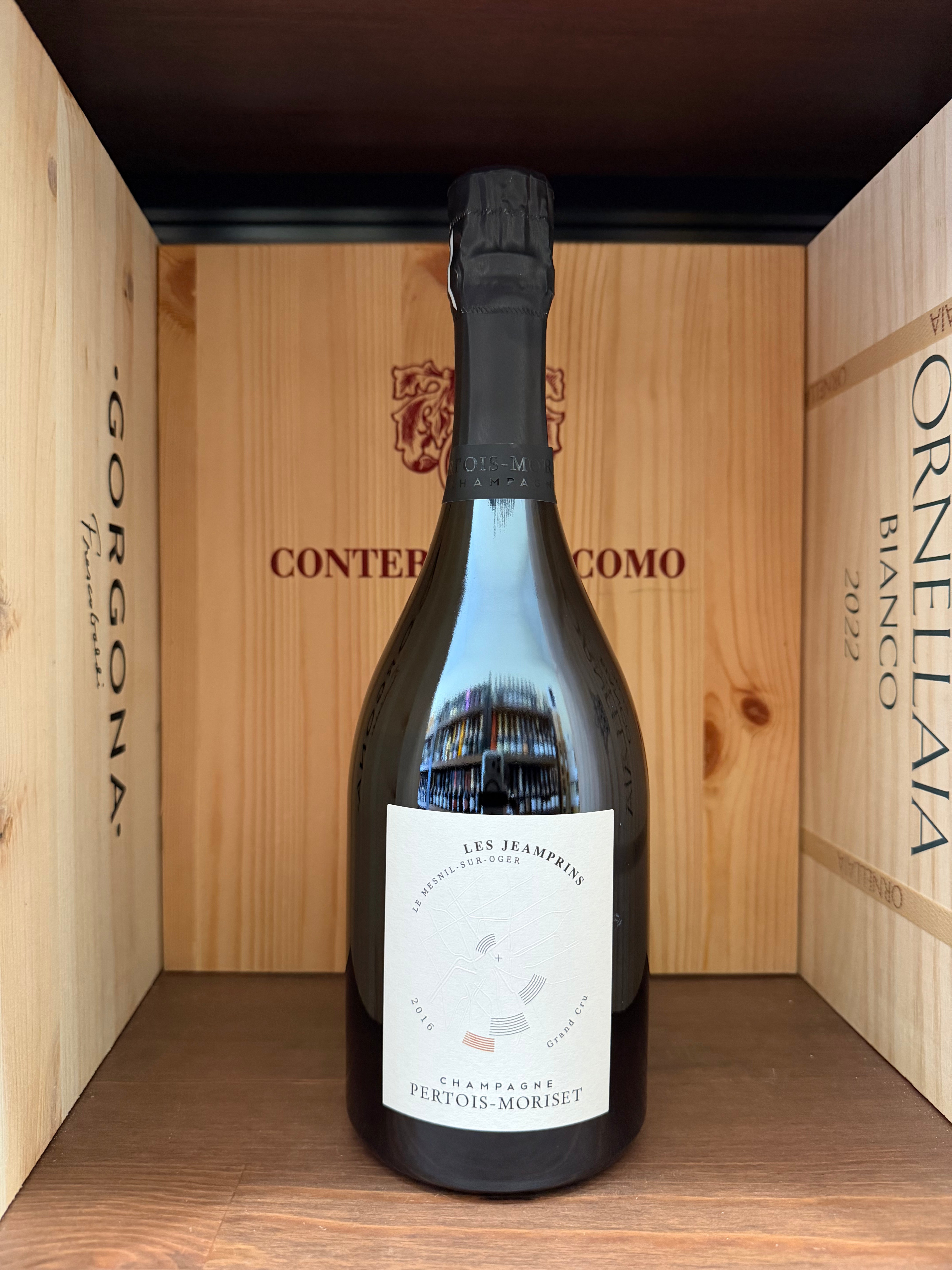 Vaso di vino Pertois-Moriset Les Jeamprins Gran Cru 2016 in calice, dettaglio della bottiglia elegante e raffinata.