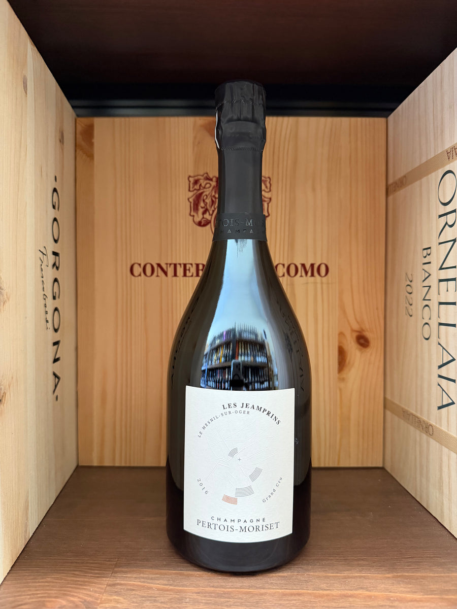 Vaso di vino Pertois-Moriset Les Jeamprins Gran Cru 2016 in calice, dettaglio della bottiglia elegante e raffinata.