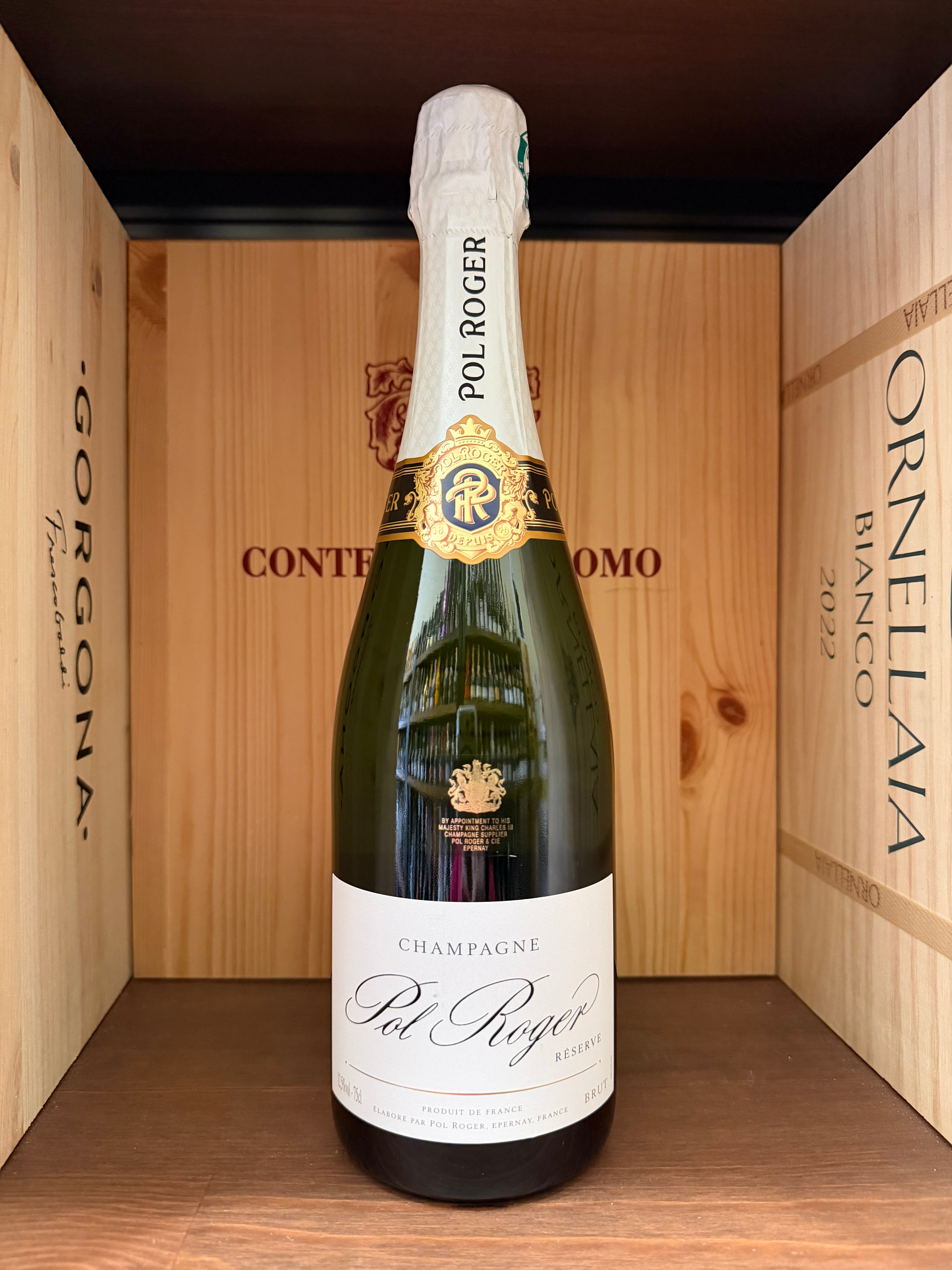 Bottiglia di Champagne Pol Roger Reserve Brut in una calza di Natale, vista frontale con etichetta chiara.