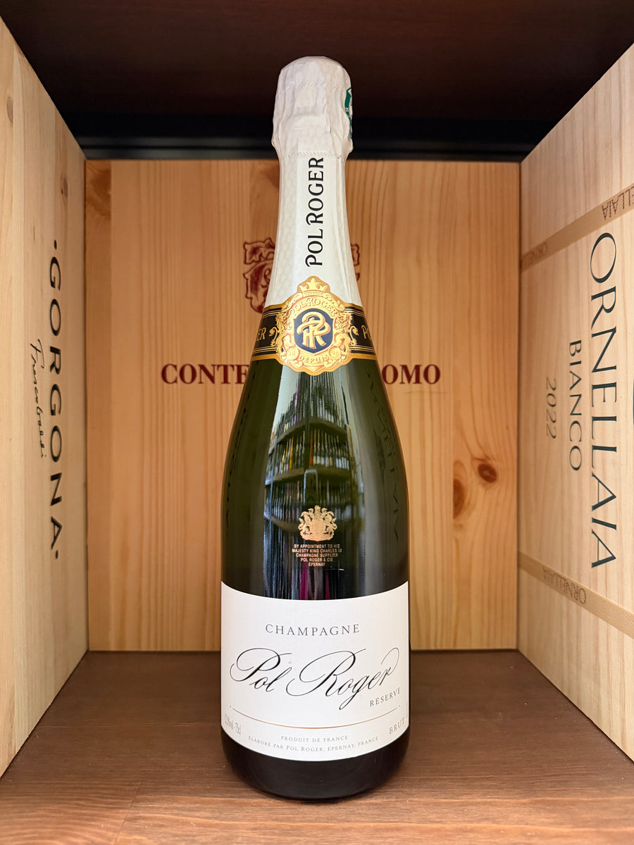 Bottiglia di Champagne Pol Roger Reserve Brut in una calza di Natale, vista frontale con etichetta chiara.
