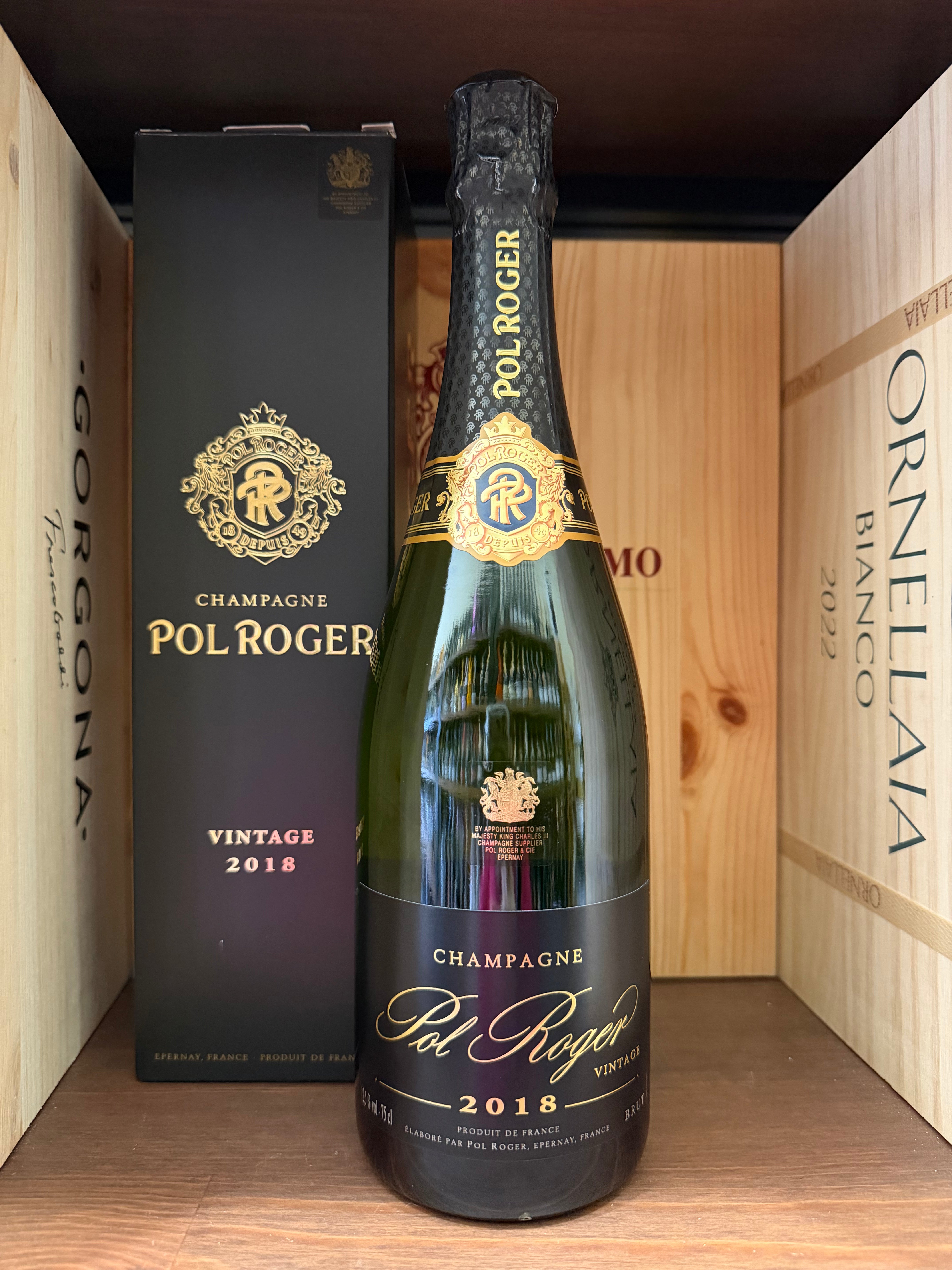 Bottiglia di Pol Roger Vintage 2018 Brut di alta qualità, con etichetta elegante e dettagli della bottiglia su sfondo neutro