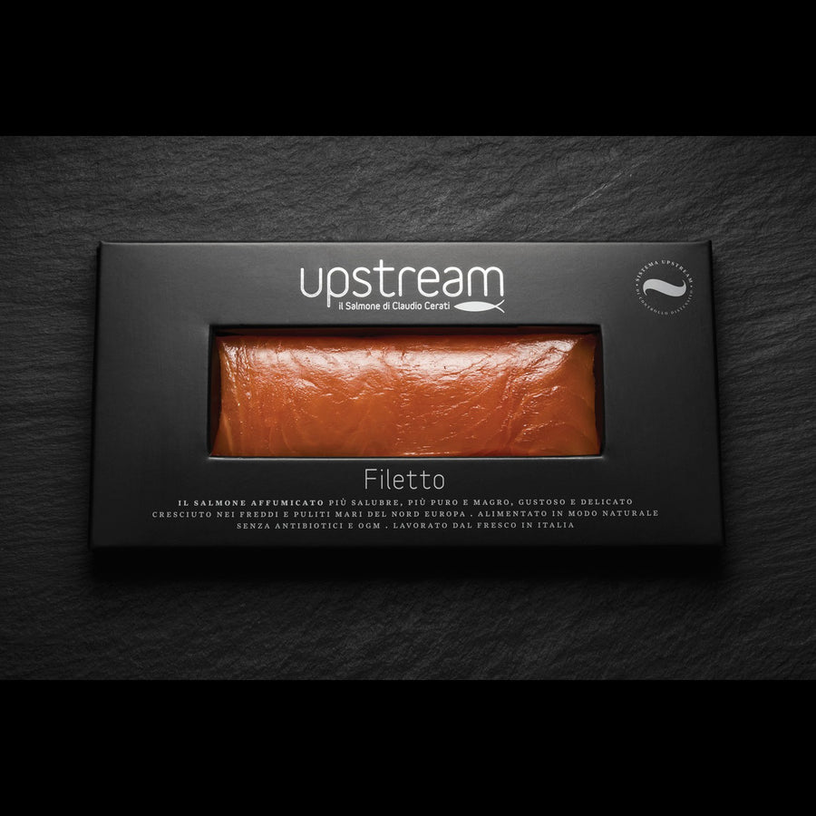 Filetto di salmone affumicato Enoteche Toscane in confezione da 100 g, visibile in primo piano, con texture morbida e affumicata.
